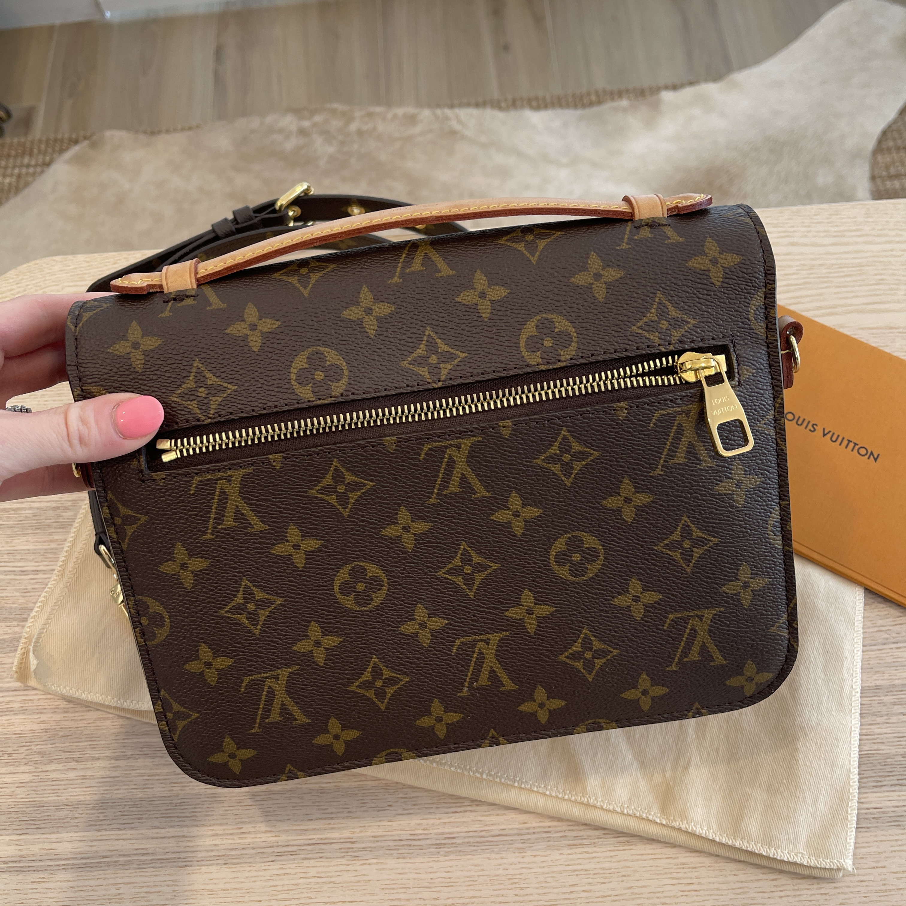 Louis Vuitton Pochette Metis Black . Receipt in hand Bag Specifications 9.8  x7.5 x 2.8 inches ( Length x Height x width ) Strap drop 18” Strap drop for  Sale in Las Vegas, NV - OfferUp