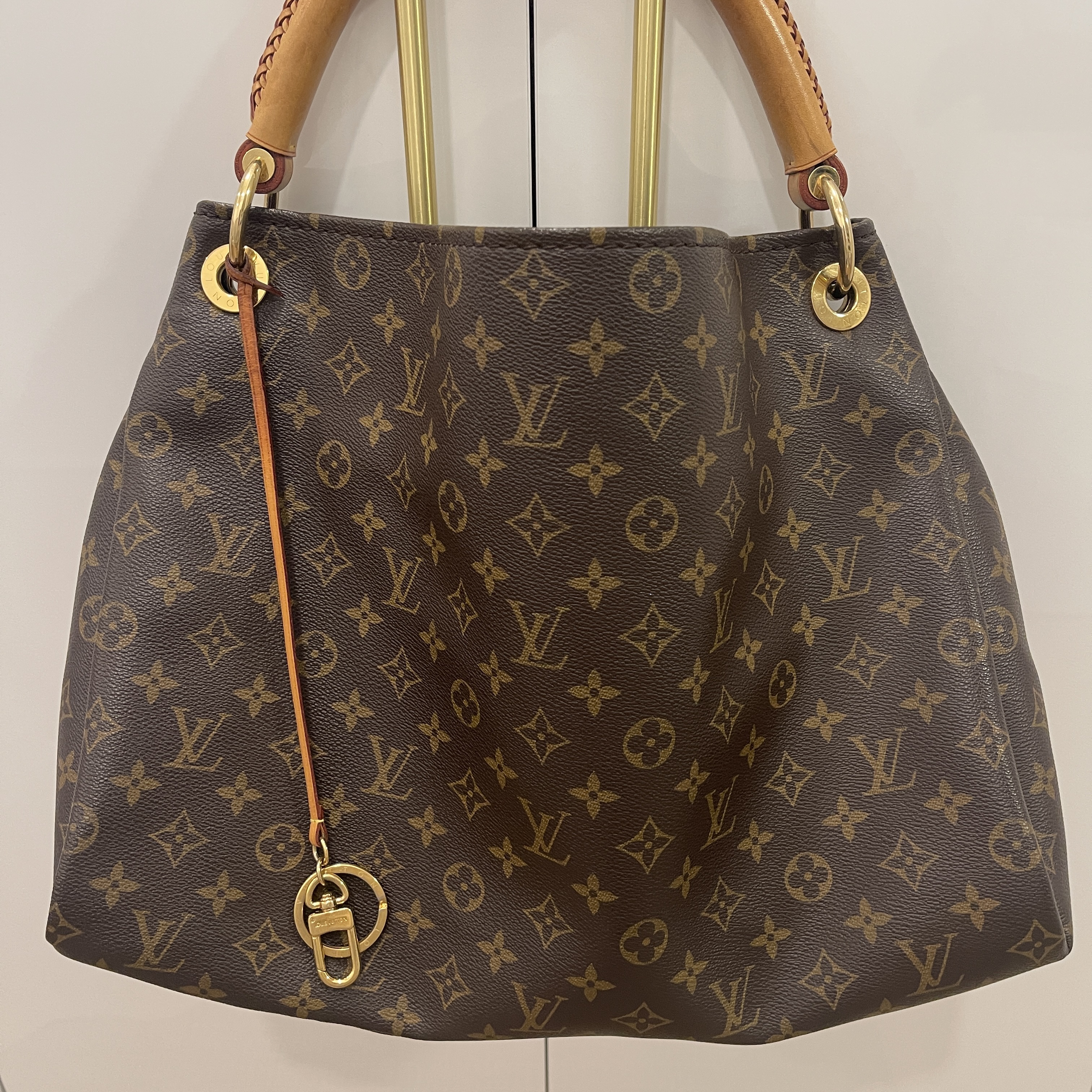 Louis Vuitton Artsy Handbag 390667
