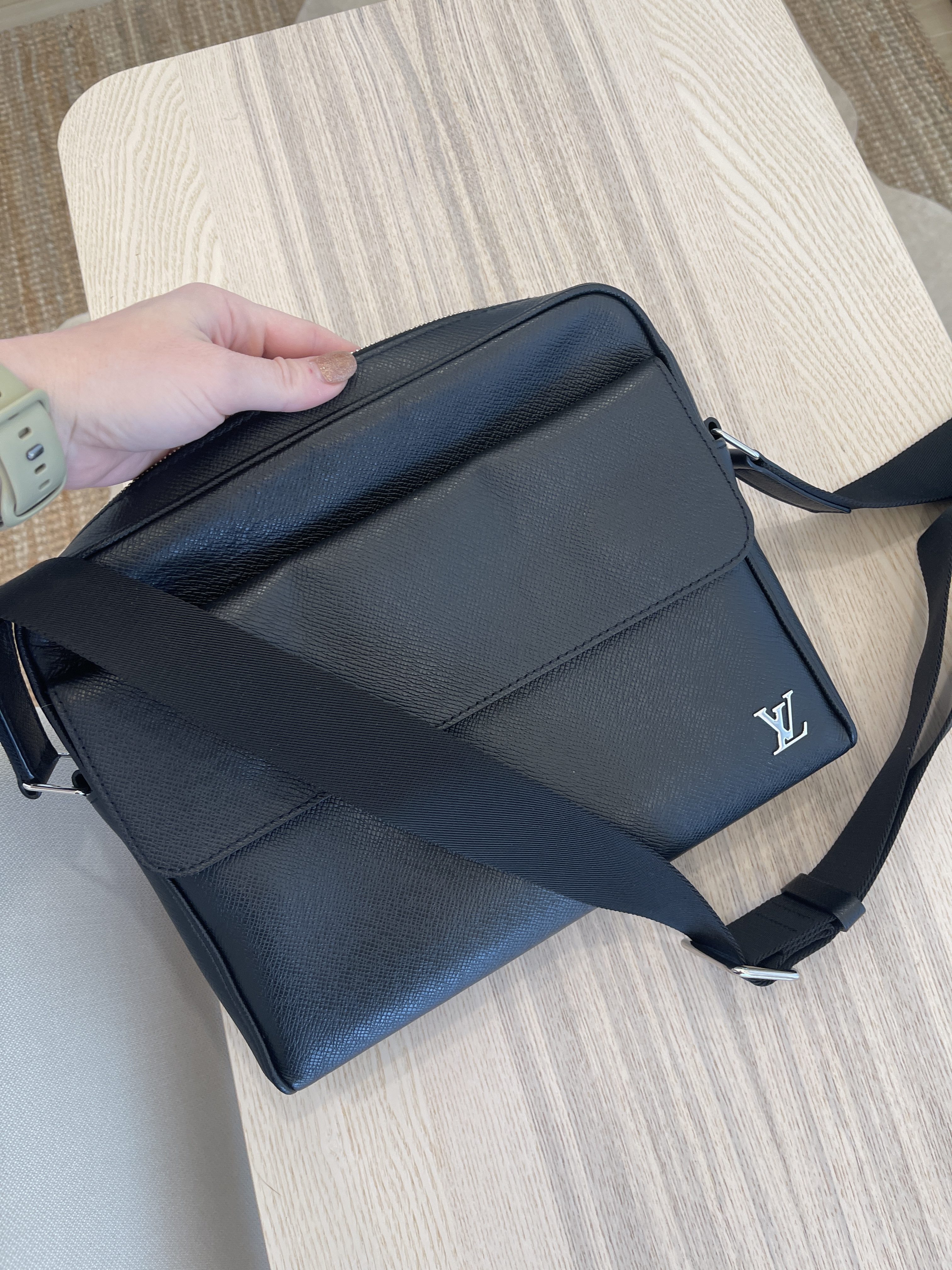 Louis Vuitton Alex Messenger PM Bag – EliteLaza