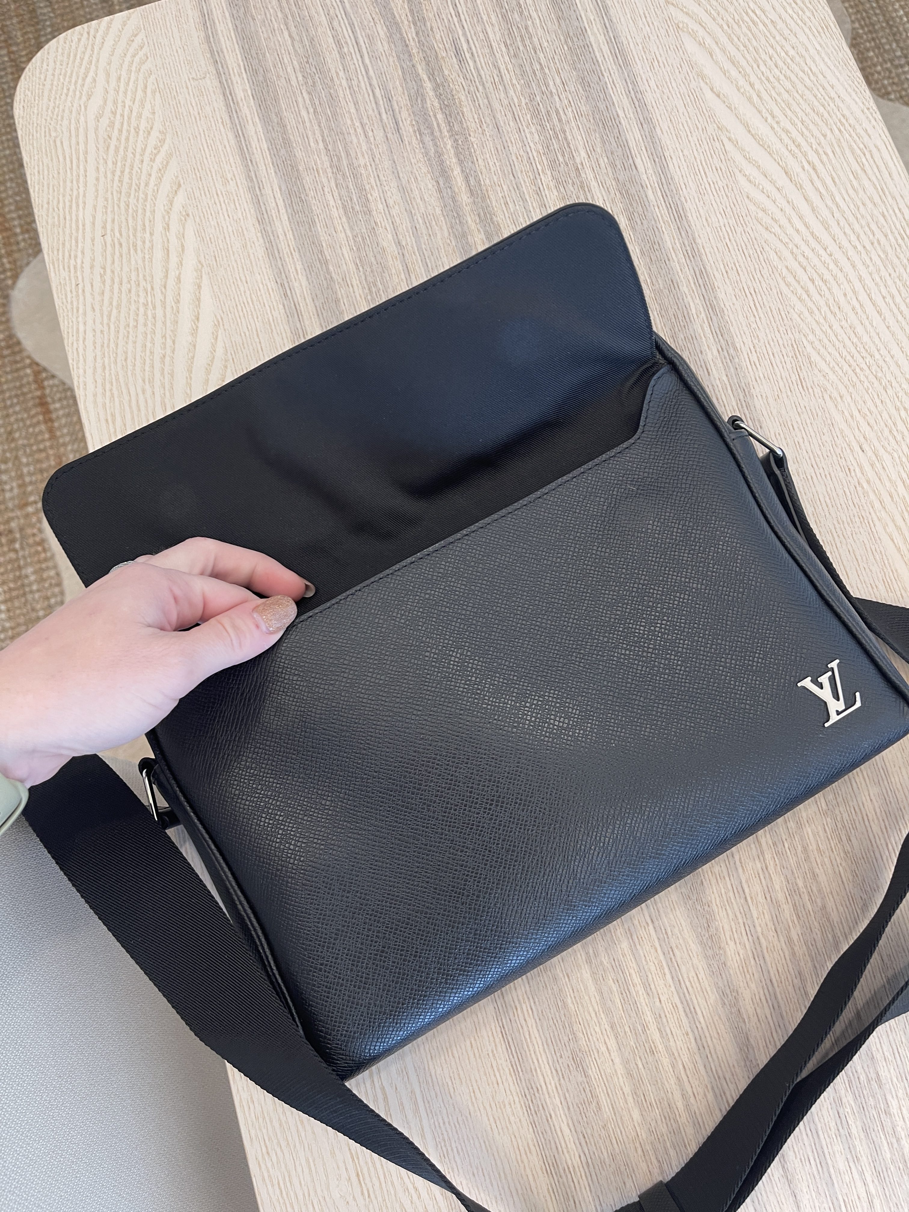Louis Vuitton Alex Messenger PM Bag – EliteLaza