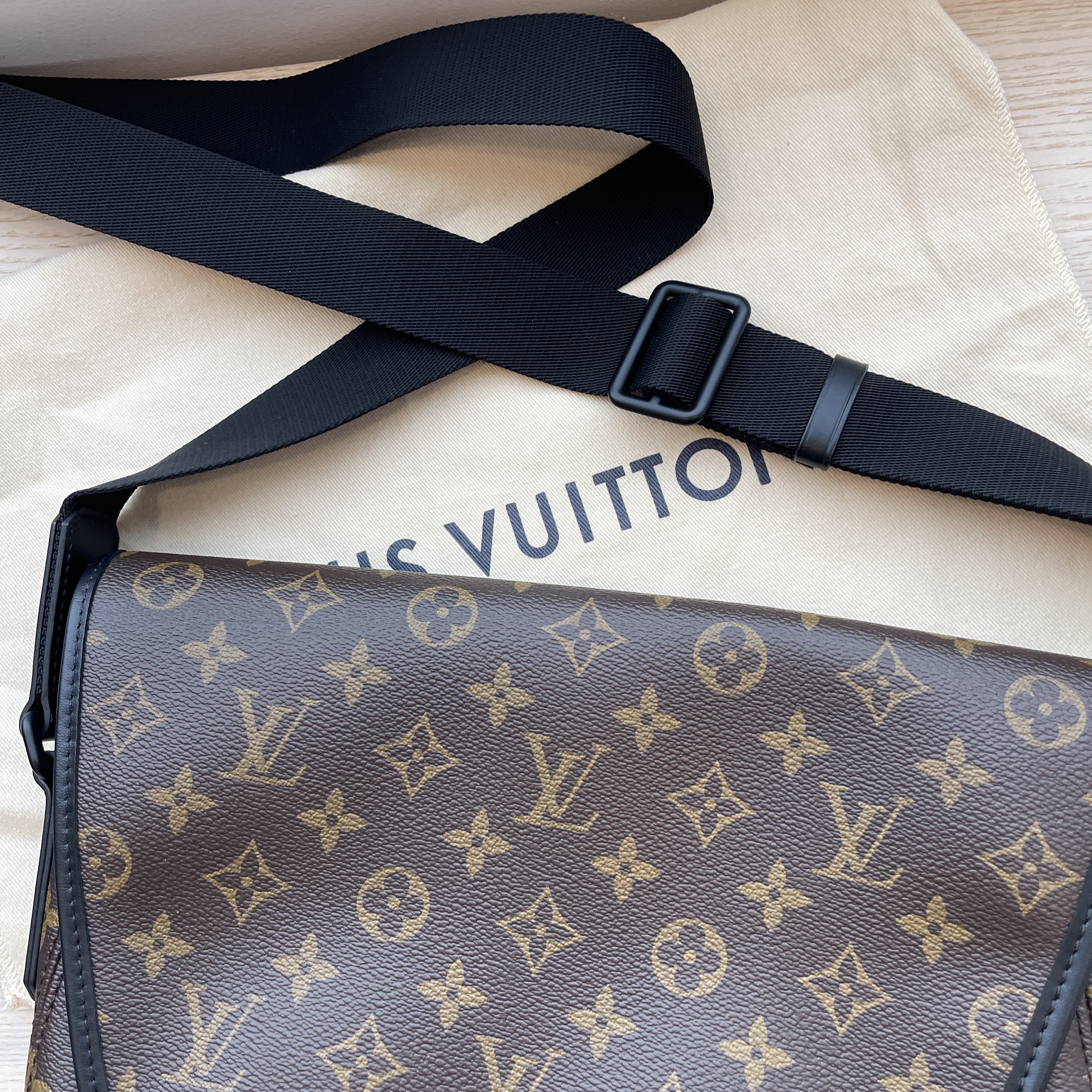 My first LV - Magnetic Messenger. Feeling awesome. : r/Louisvuitton