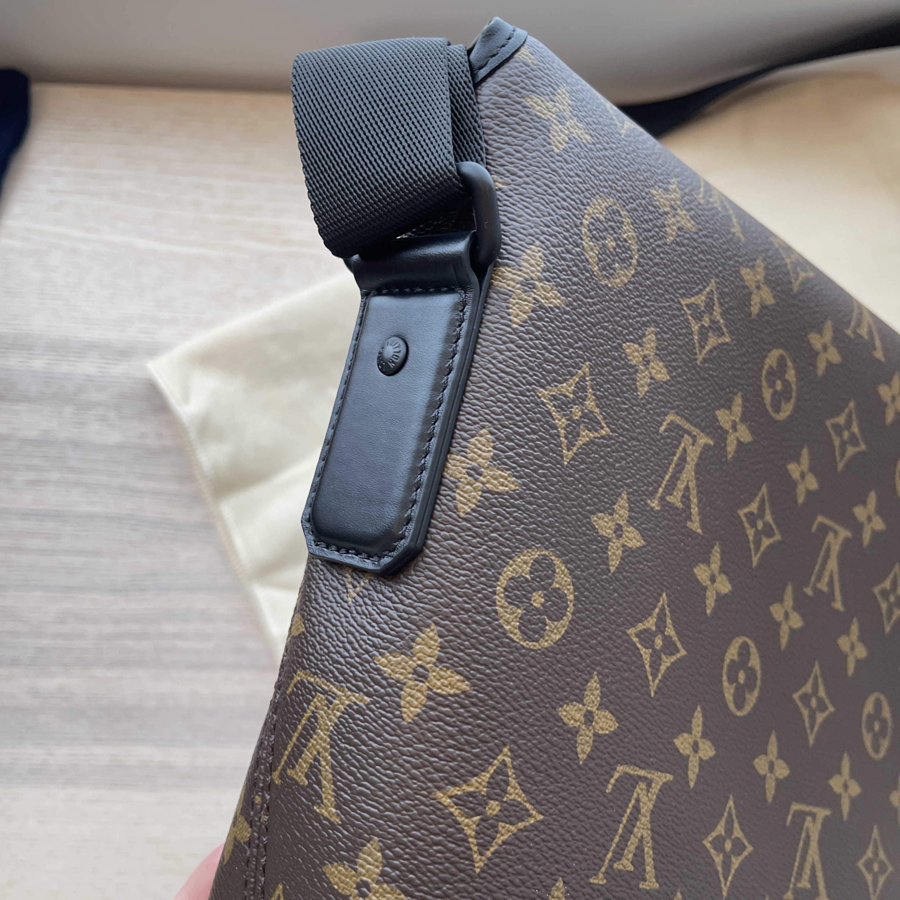 My first LV - Magnetic Messenger. Feeling awesome. : r/Louisvuitton