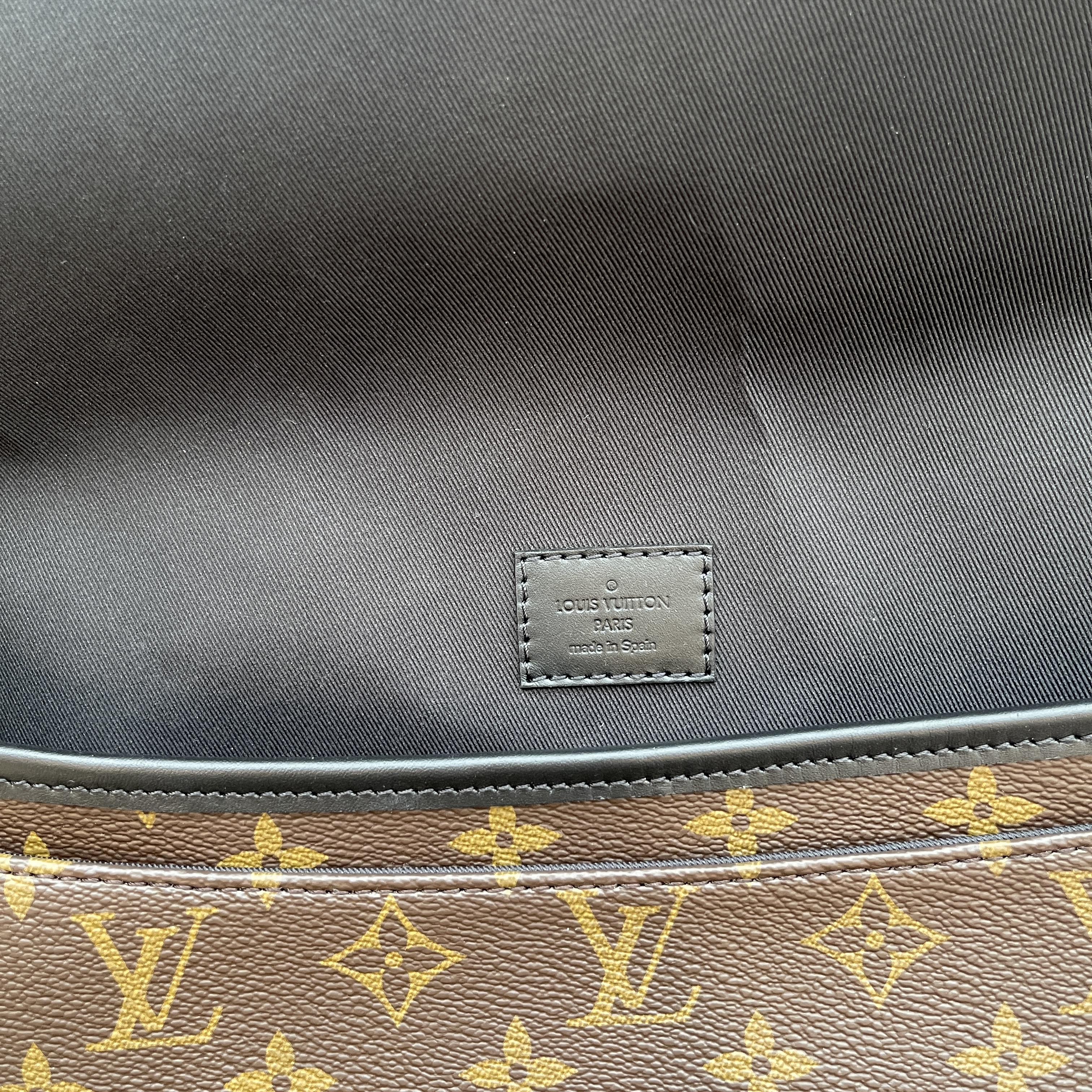LOUIS VUITTON Magnetic Messenger Bag M45557 Brown Leather 315 x 220 x 80 mm  070