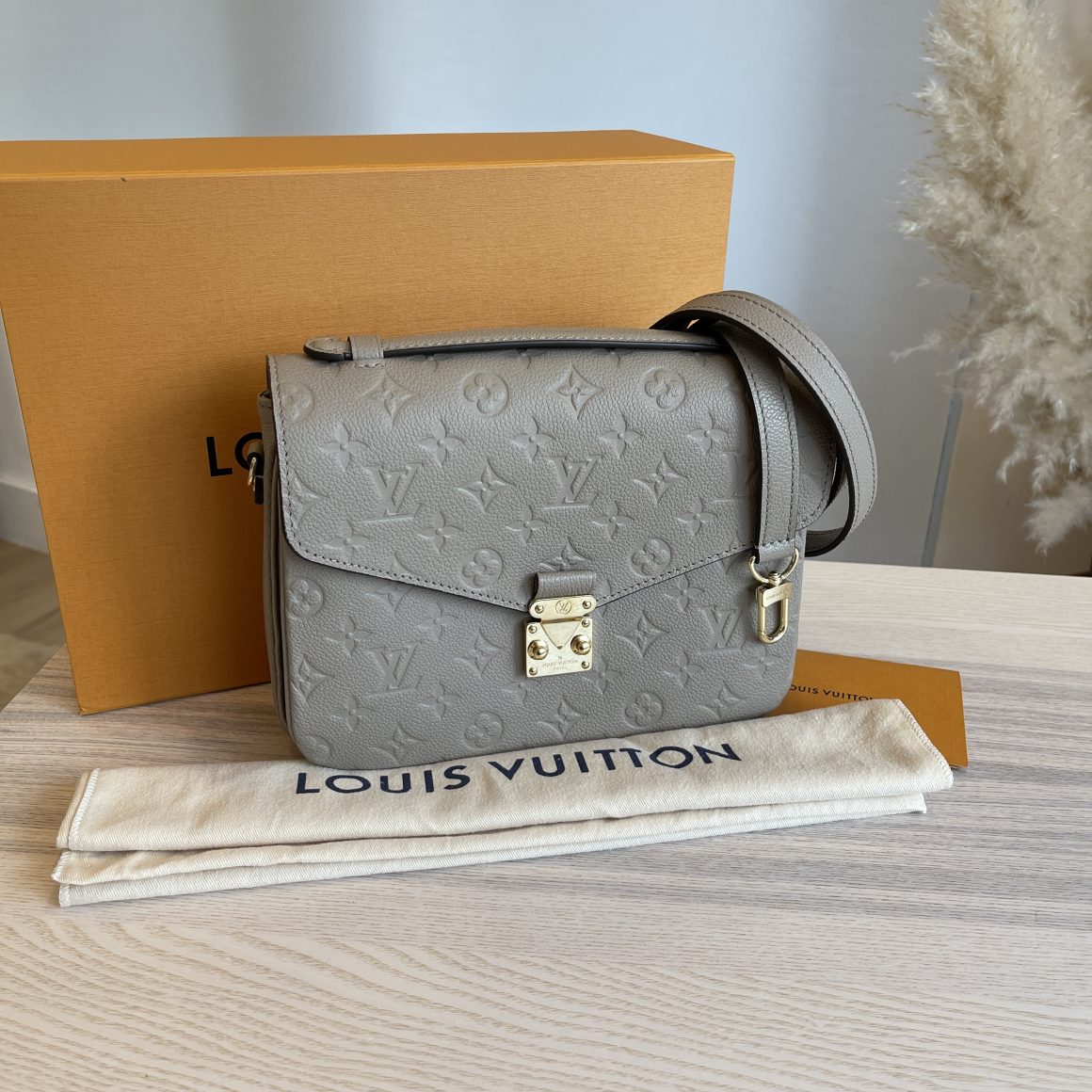 Louis Vuitton Pochette Metis Empreinte Turtledove - LVLENKA Luxury  Consignment