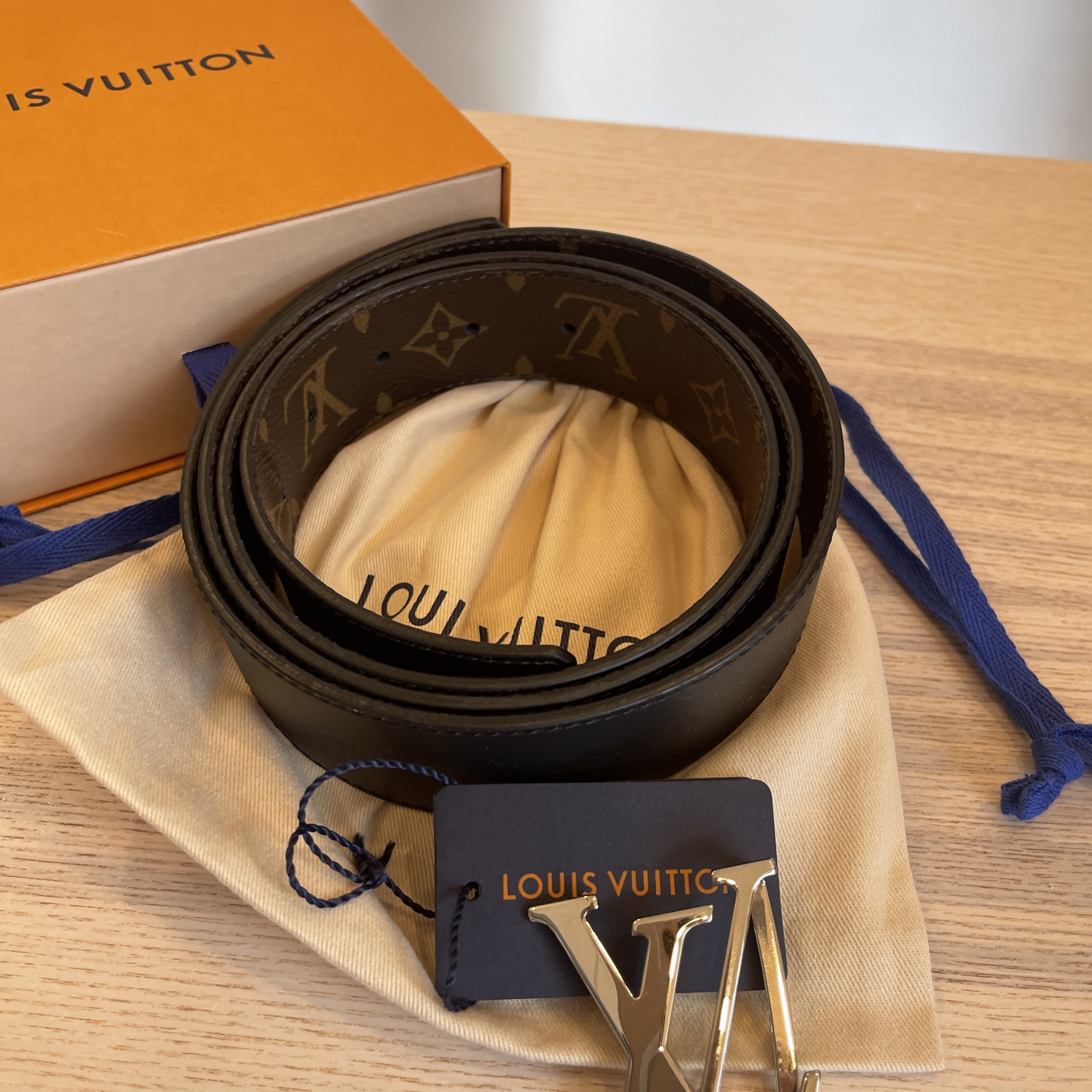 Louis Vuitton LV Initiales 40mm Black Leather. Size 120 cm