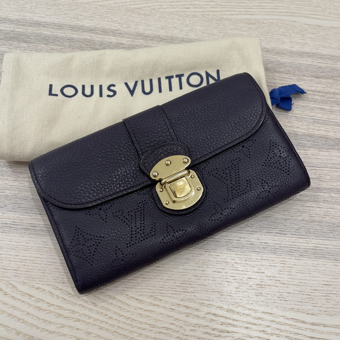 Louis Vuitton Mahina Portefeuille Amelia Taupe Wallet at 1stDibs  louis  vuitton mahina wallet, louis vuitton mens wallet, louis vuitton amelia  wallet
