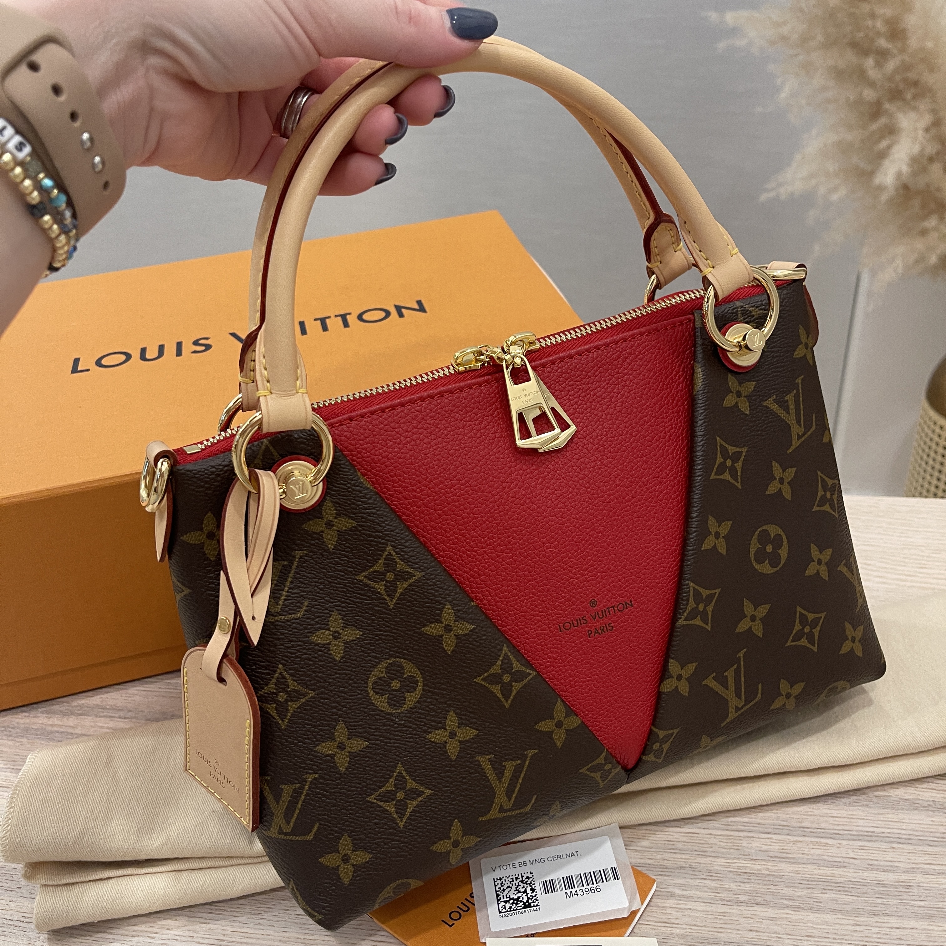 Louis Vuitton Pink Monogram V Tote BB 36lk62s For Sale at 1stDibs