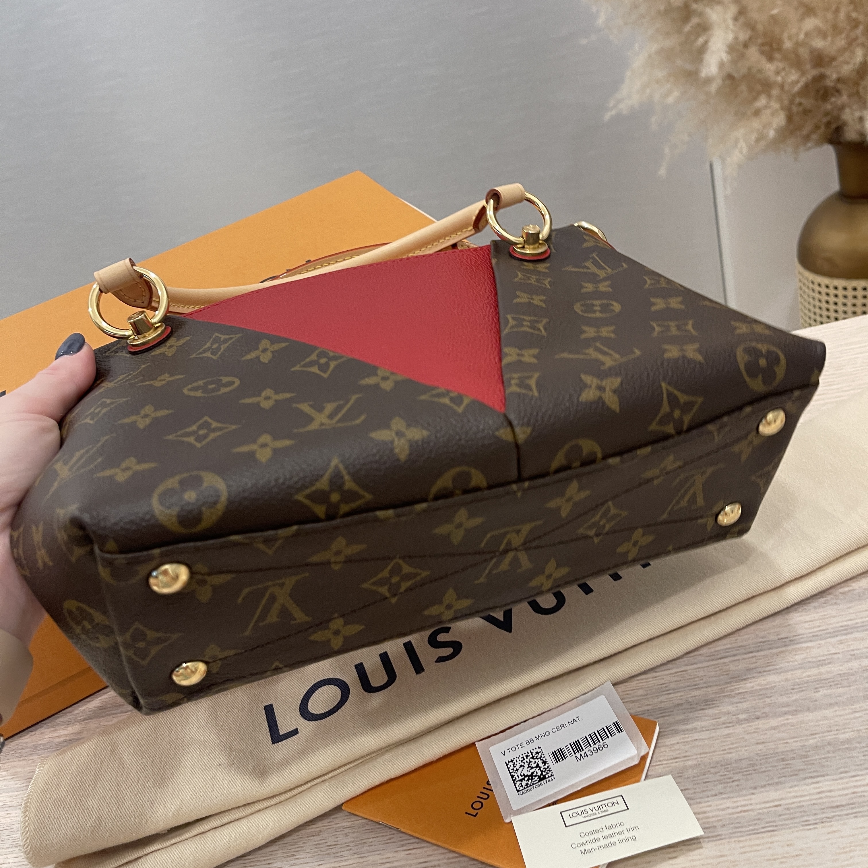 louisvuitton v tote bb - Michellechiam,The Luxury Shopper