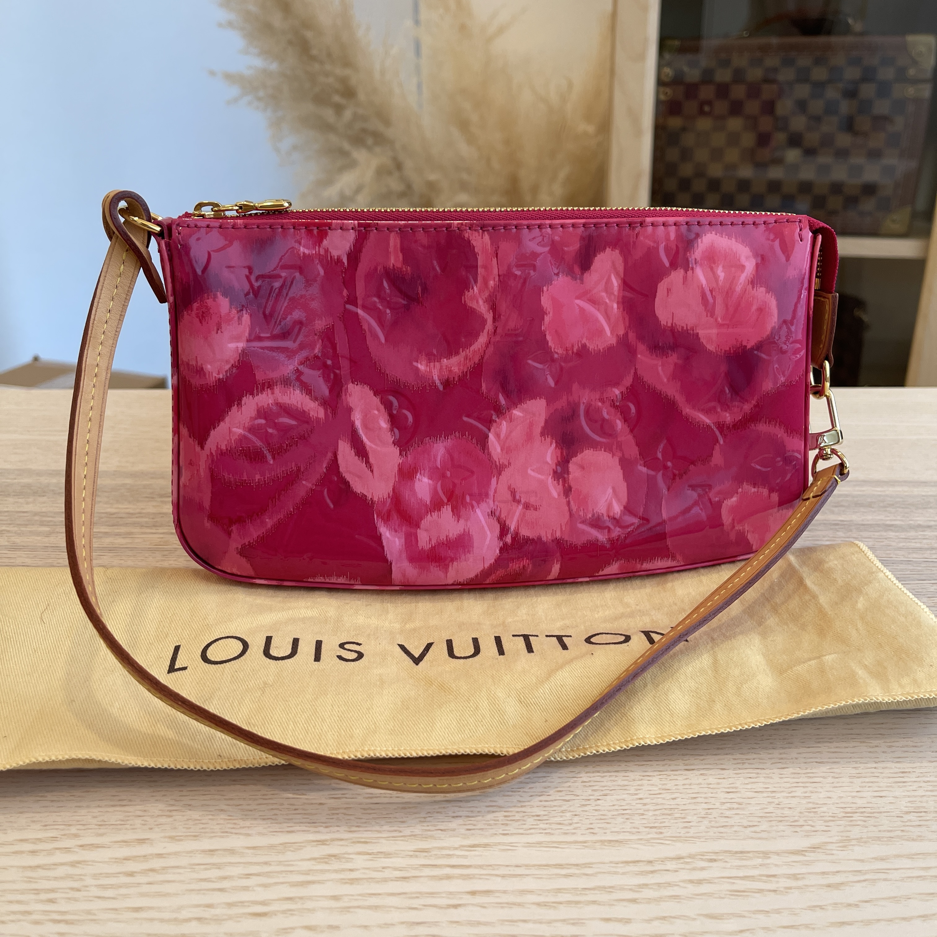 Pochette accessoire cloth handbag Louis Vuitton Pink in Cloth - 32766164