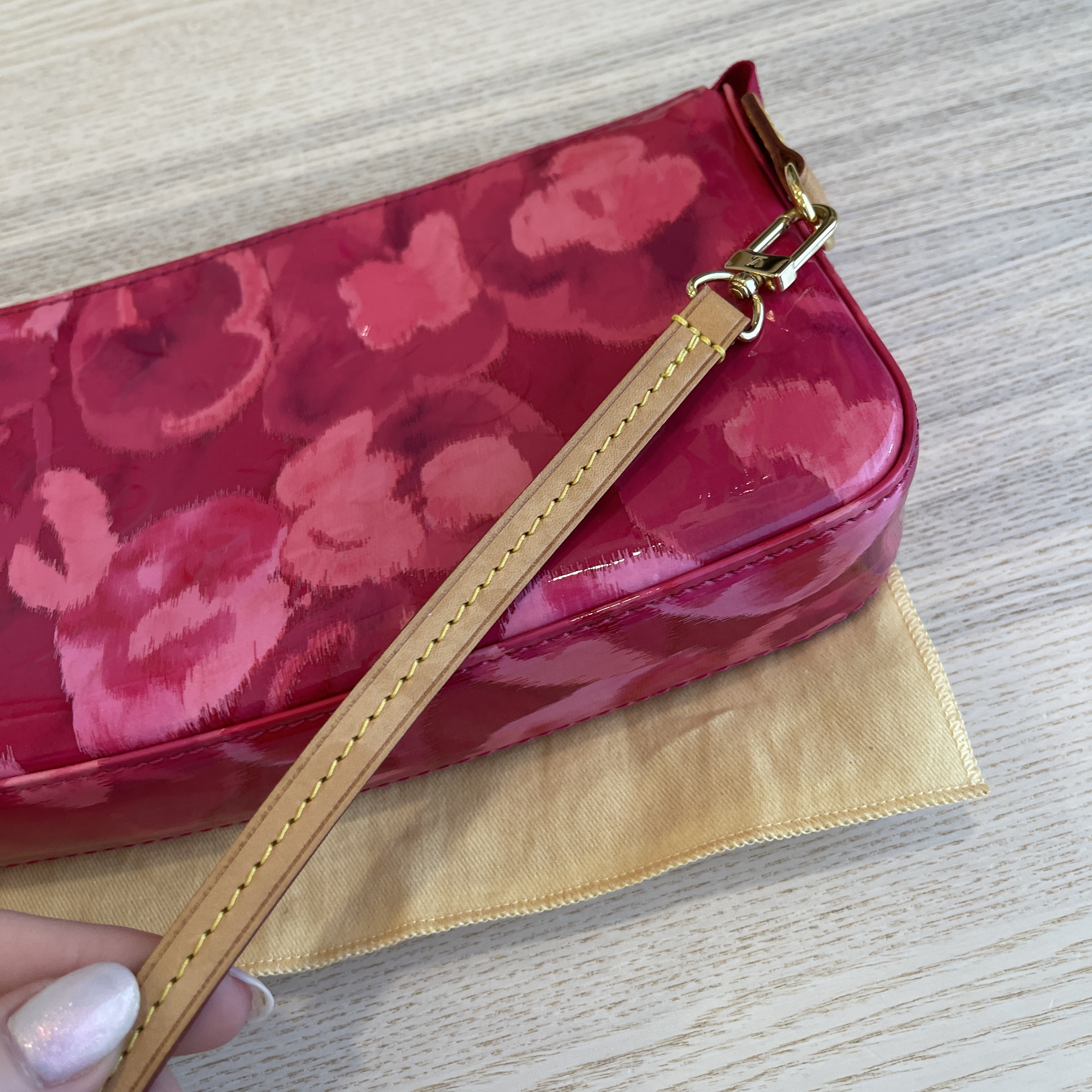 Pochette accessoire cloth handbag Louis Vuitton Pink in Cloth - 32766164