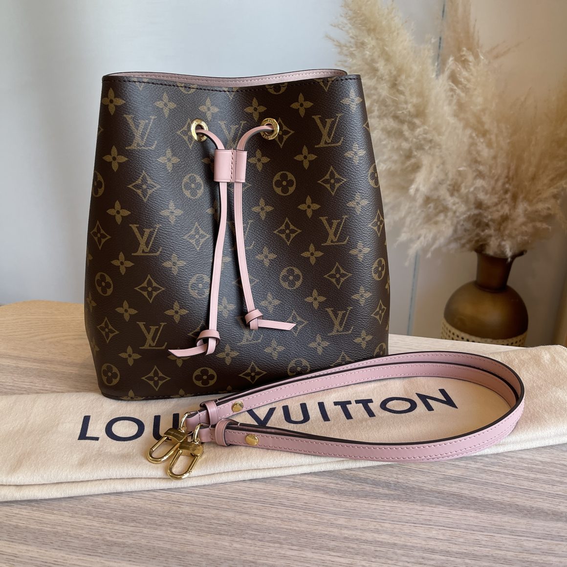 Louis Vuitton Neonoe Rose Poudre Monogram For Sale at 1stDibs