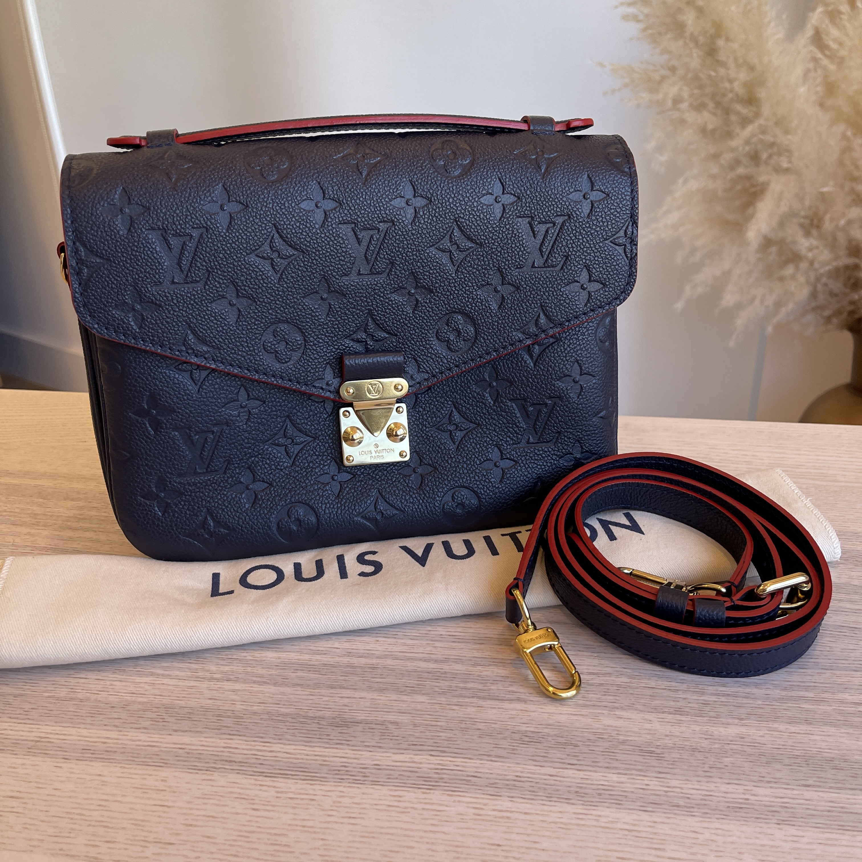 REFERENCE] Authentic Louis Vuitton Pochette Metis Empreinte Noir vs Rep  Marine Rouge From An Factory : r/WagoonLadies