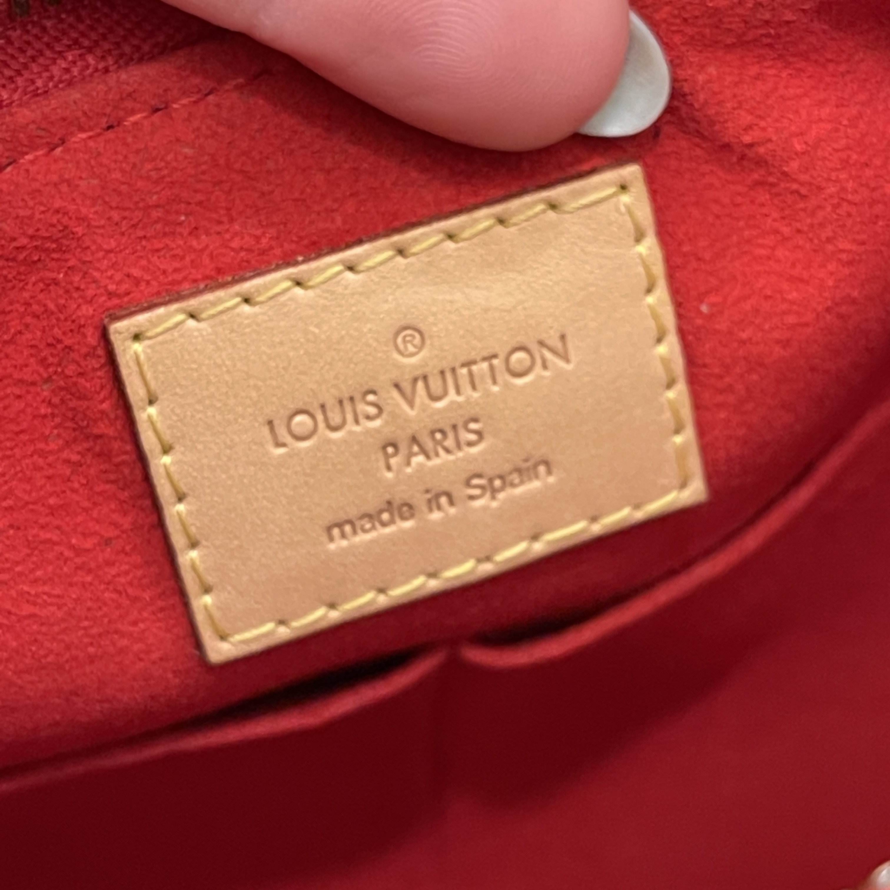 Leather tote Louis Vuitton Red in Leather - 31581182