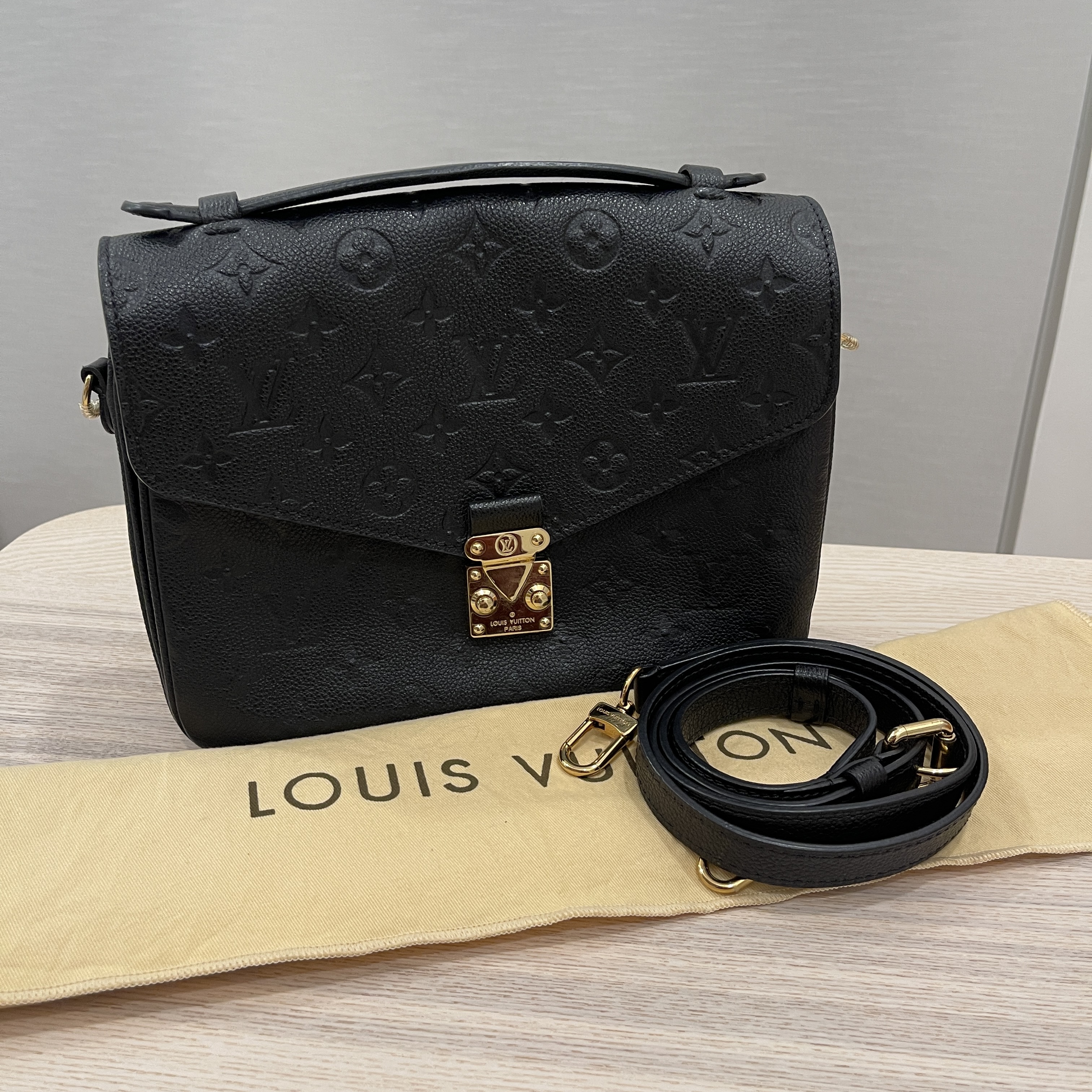 Louis Vuitton Pochette Metis in Noir with bandeau..