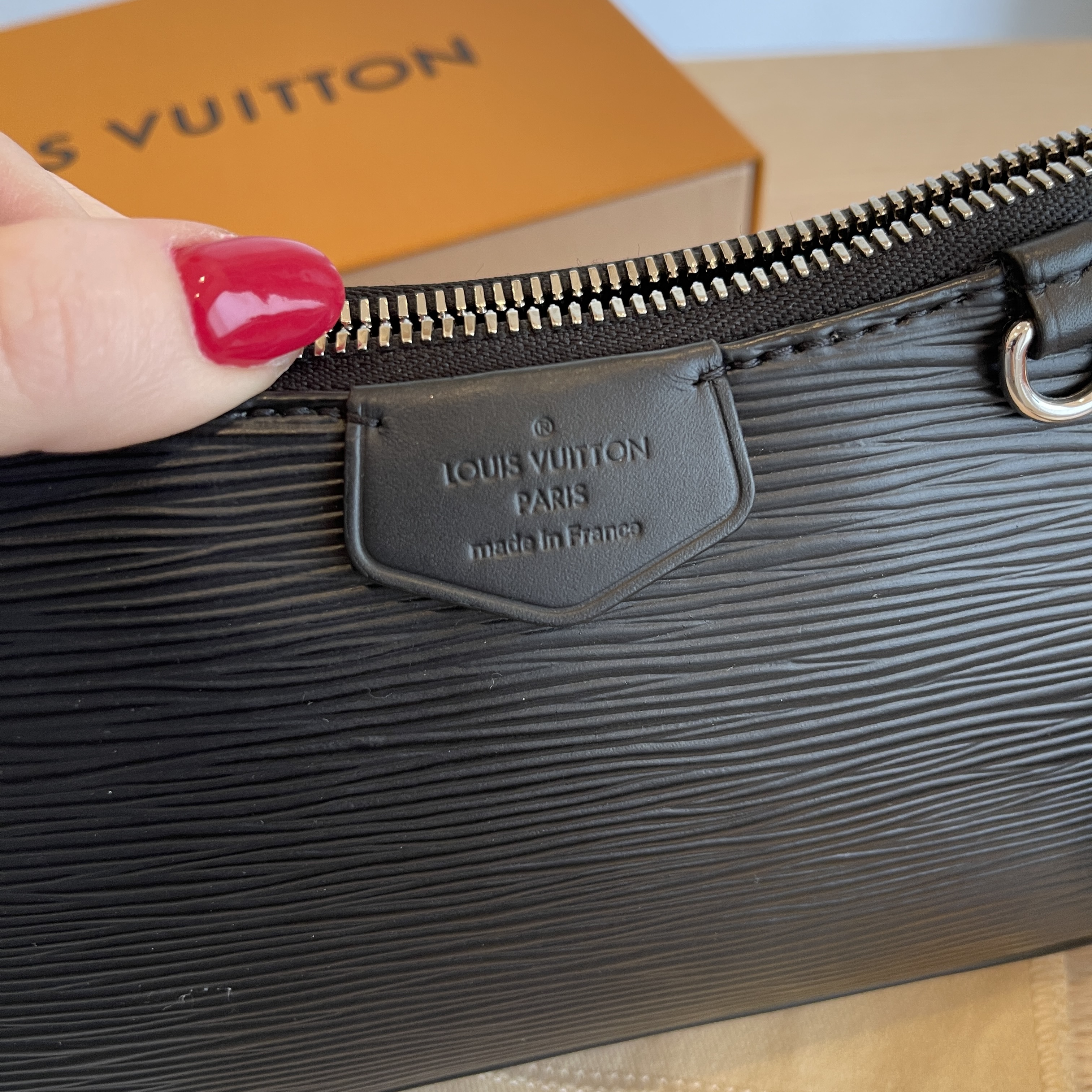 Louis Vuitton Easy Pouch On Strap Handbag Epi Leather Silver Color Har –  EliteLaza