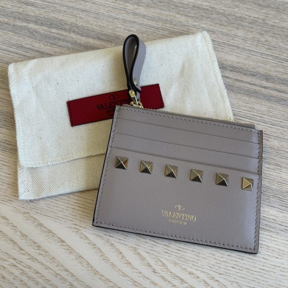 Valentino Rockstud Calfskin Cardholder with zipper Poudre