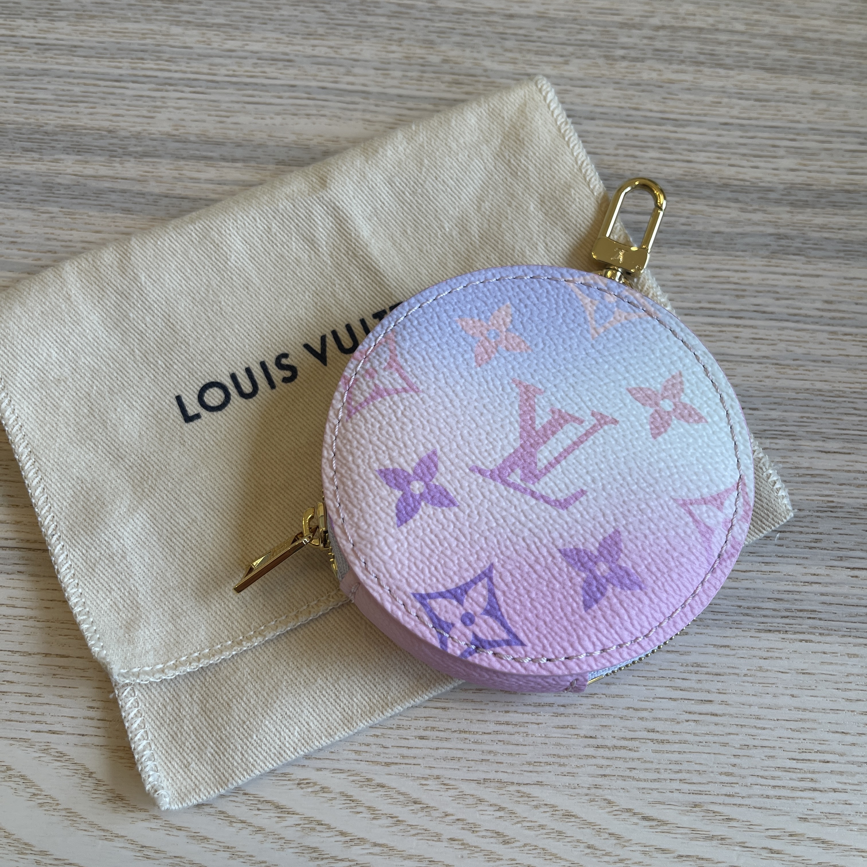 round coin purse lv