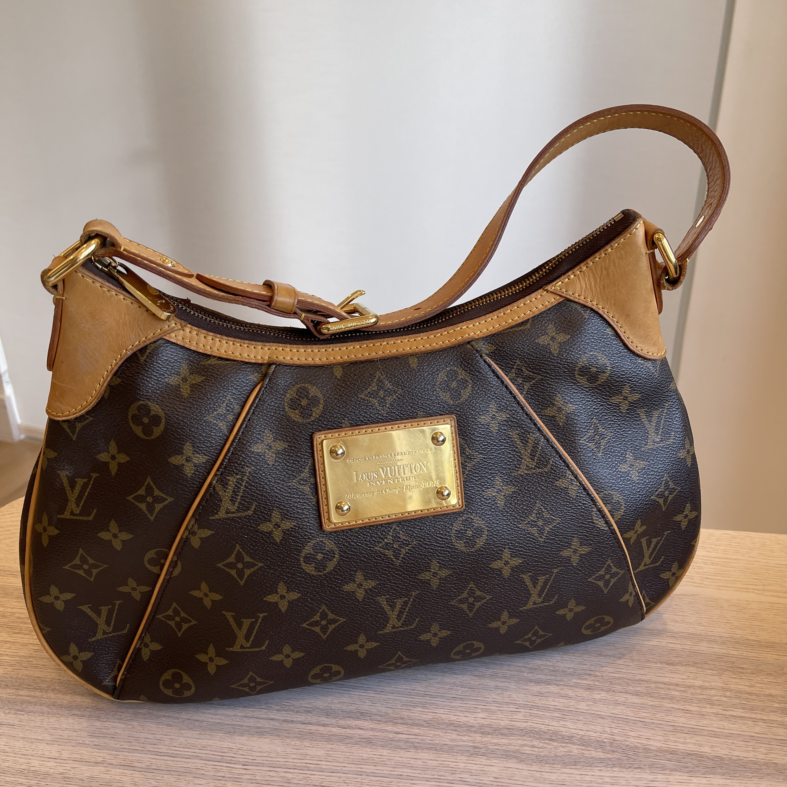 Louis Vuitton Thames GM Handbags