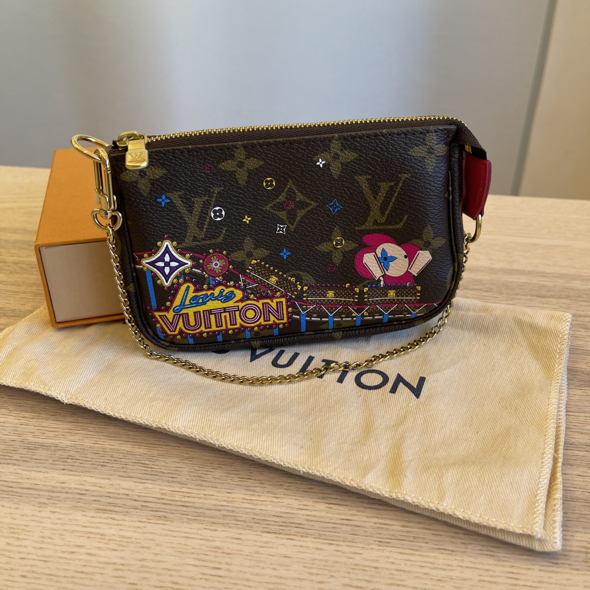Louis VUITTON CHRISTMAS HOLIDAY ANIMATION MINI POCHETTE LIMITED EDITION  PINK