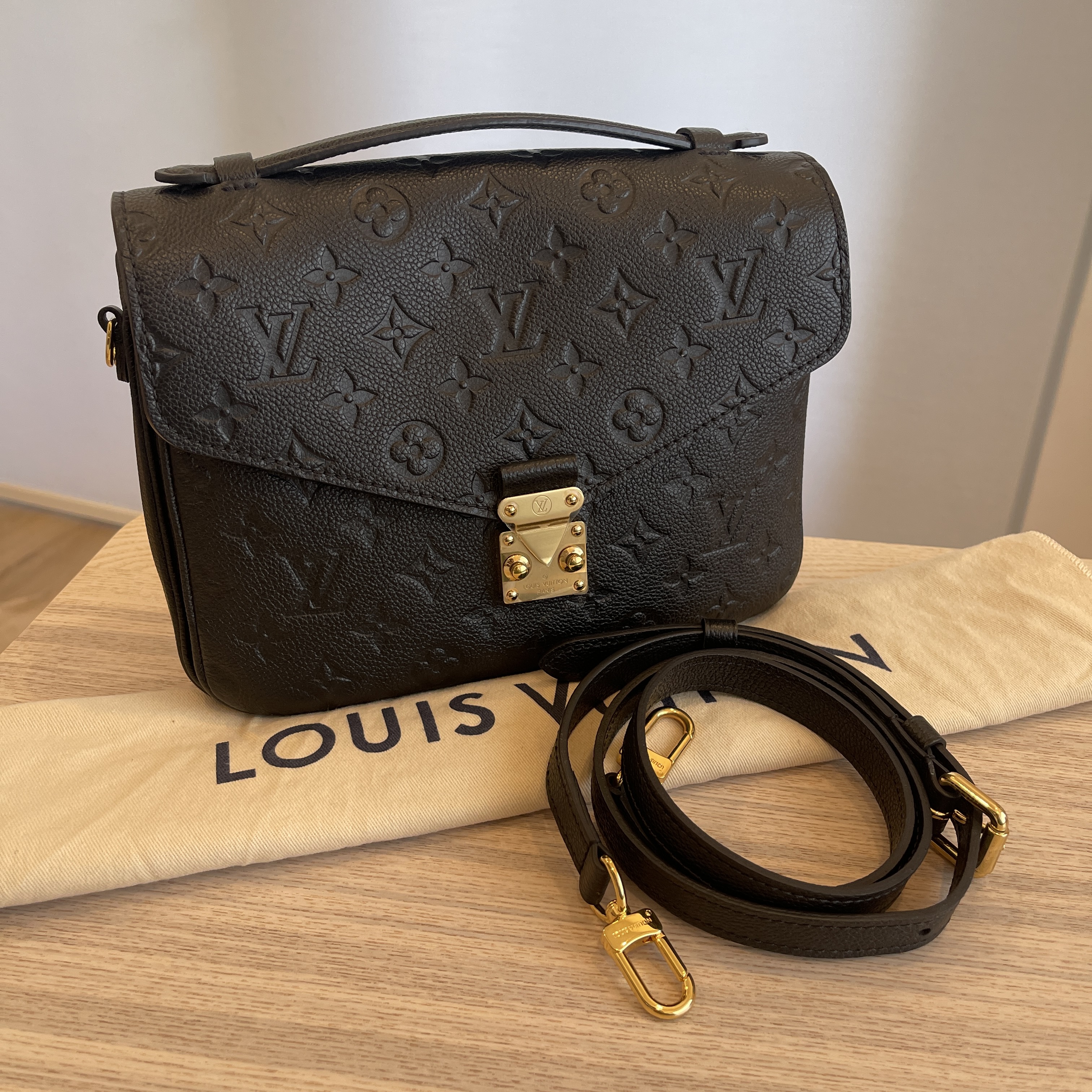 Louis Vuitton Metis Pochette Empreinte Noir