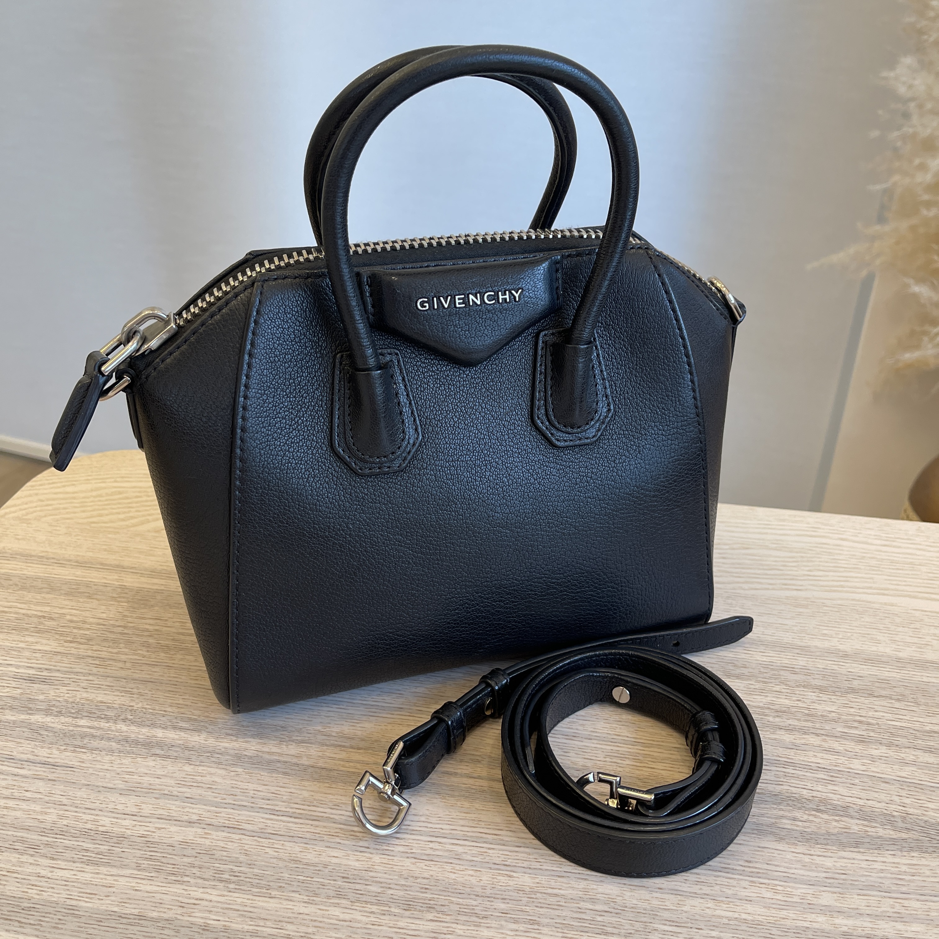 GIVENCHY Sugar Goatskin Mini Antigona Black 1274408