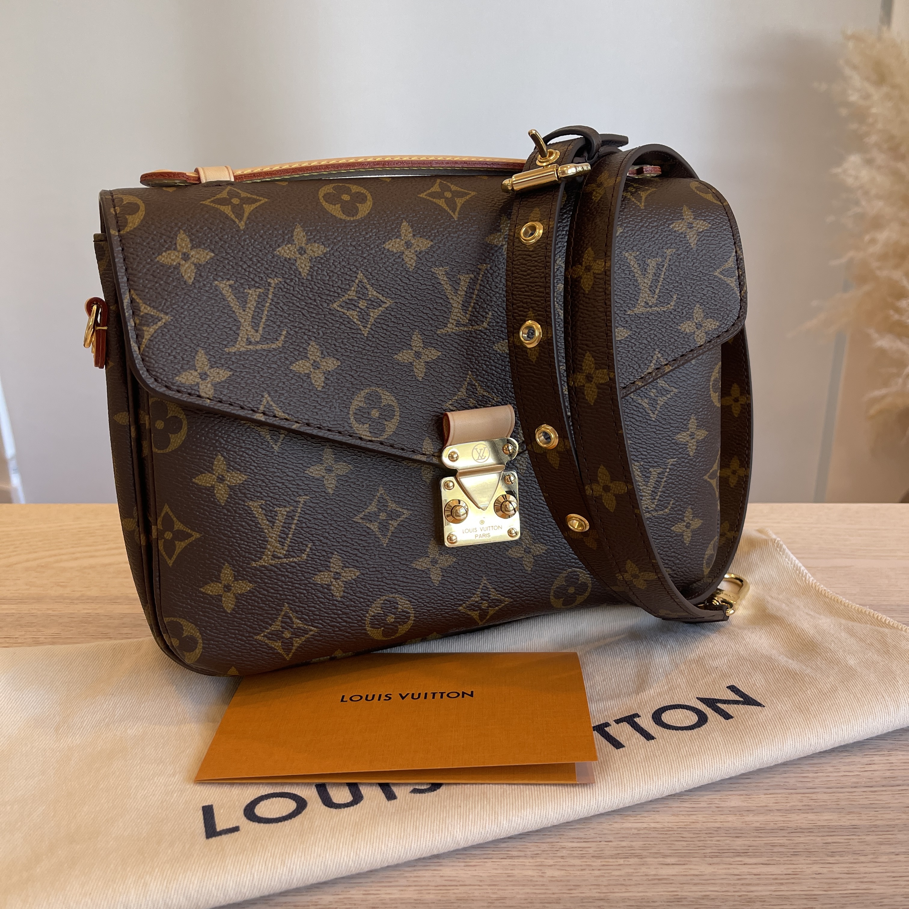 Louis Vuitton Pochette Metis Monogram Shoulder Bag – STYLISHTOP