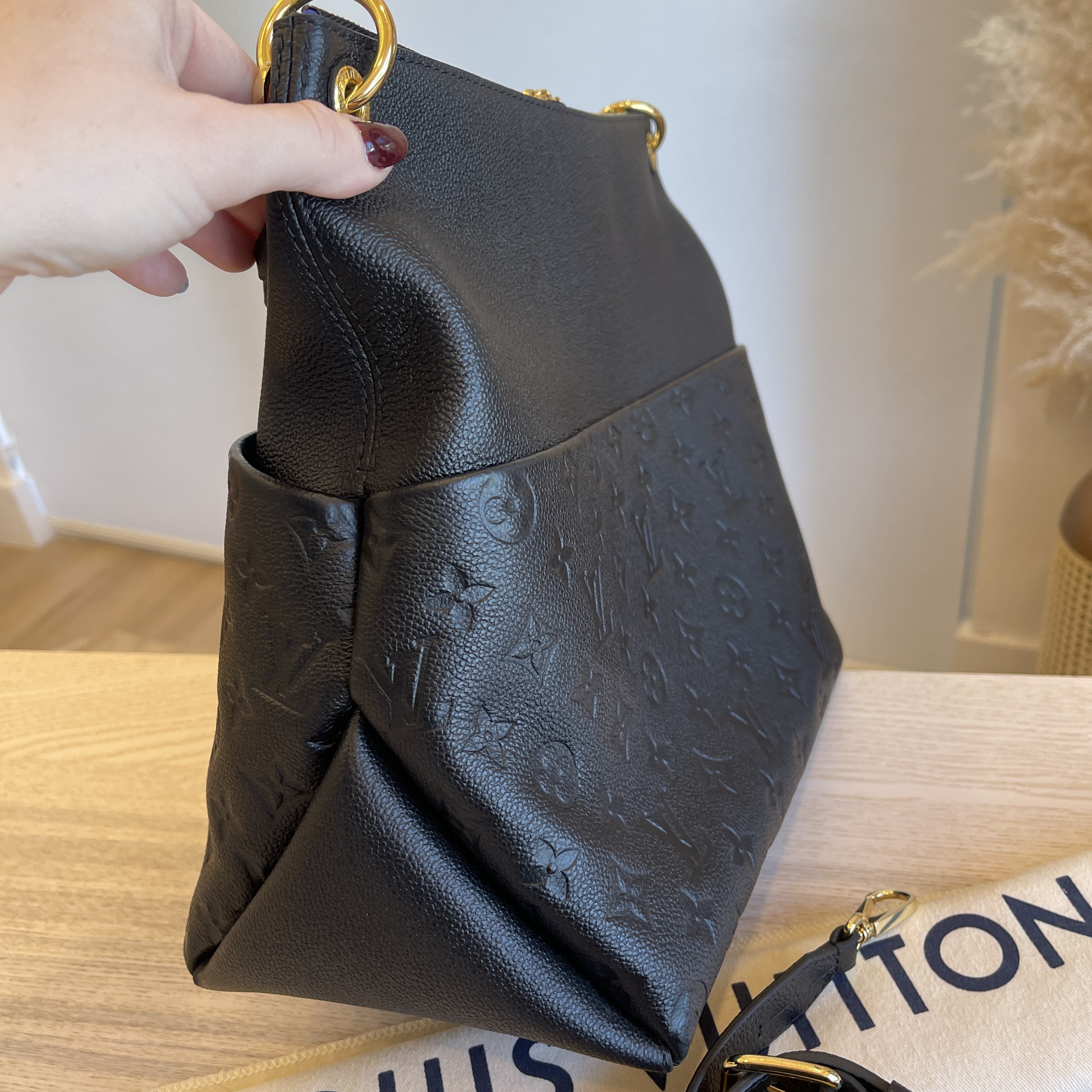 Louis Vuitton Marshmallow Hobo Handbag – EliteLaza