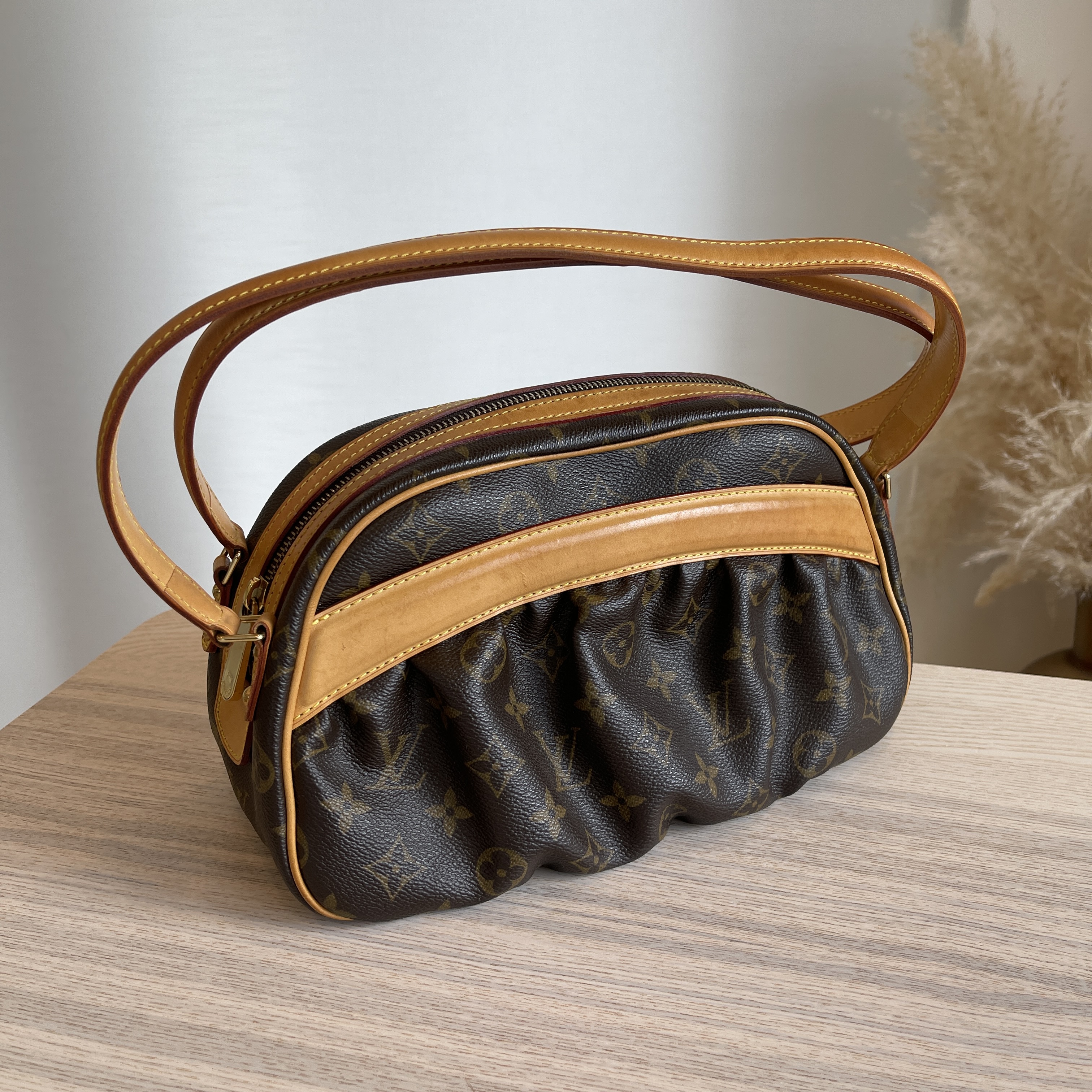 Louis Vuitton Monogrammes  Vintage louis vuitton handbags, Vuitton  handbags, Fashion bags