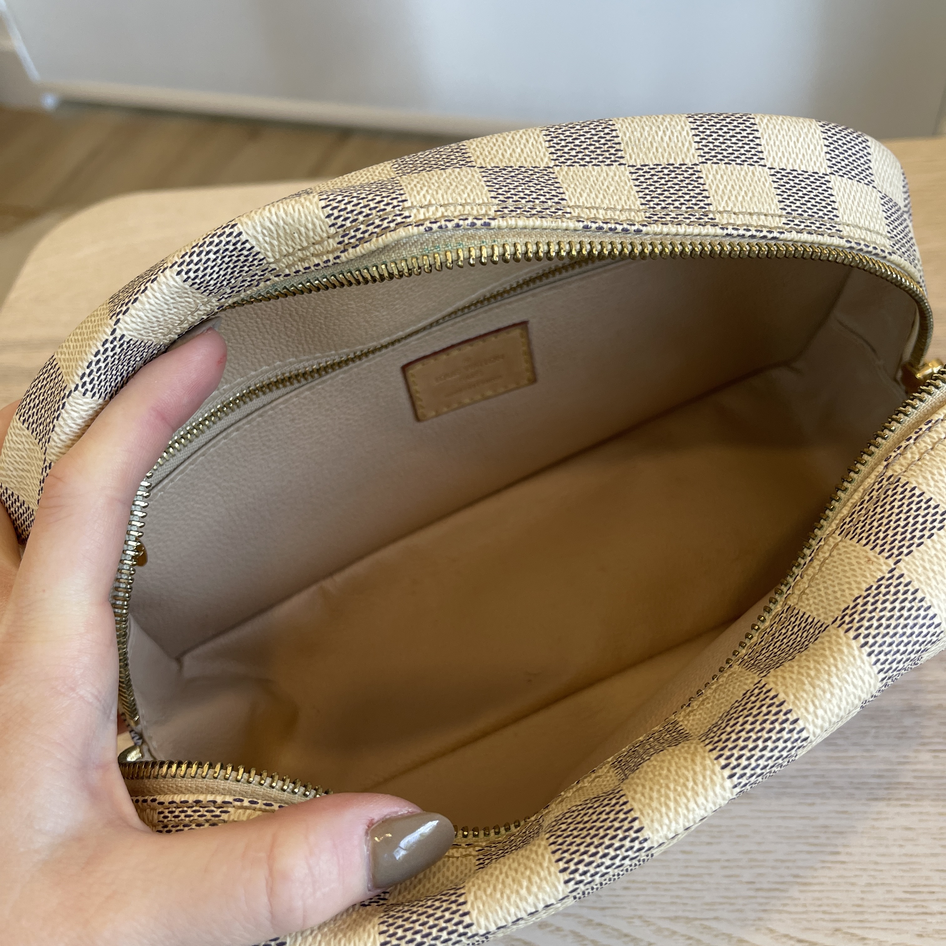 LOUIS VUITTON Damier Azur Toiletry Bag 25 577531