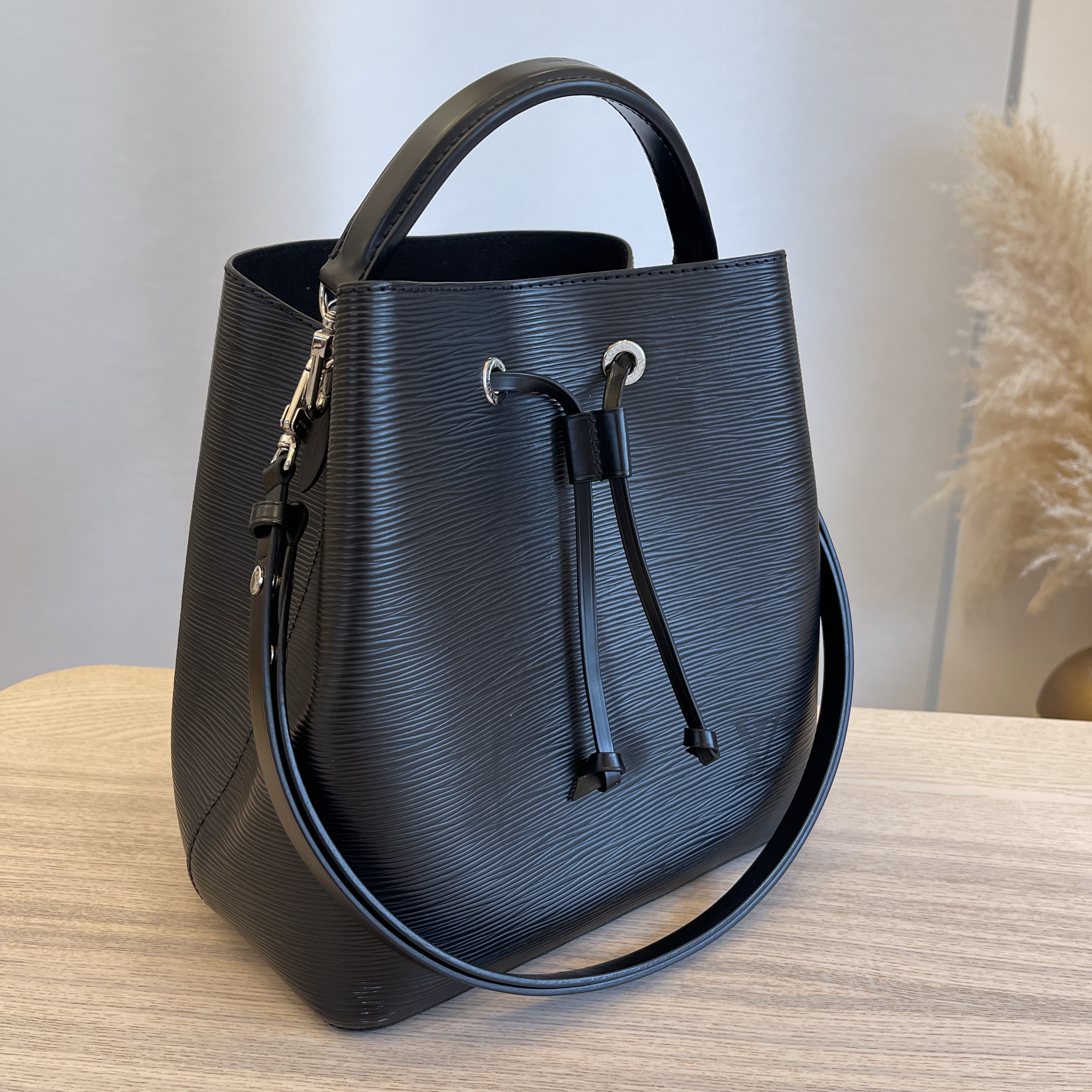 Louis Vuitton Neonoe Black Epi Leather SHW Size 26×26×7.5 cm IDR 15jt