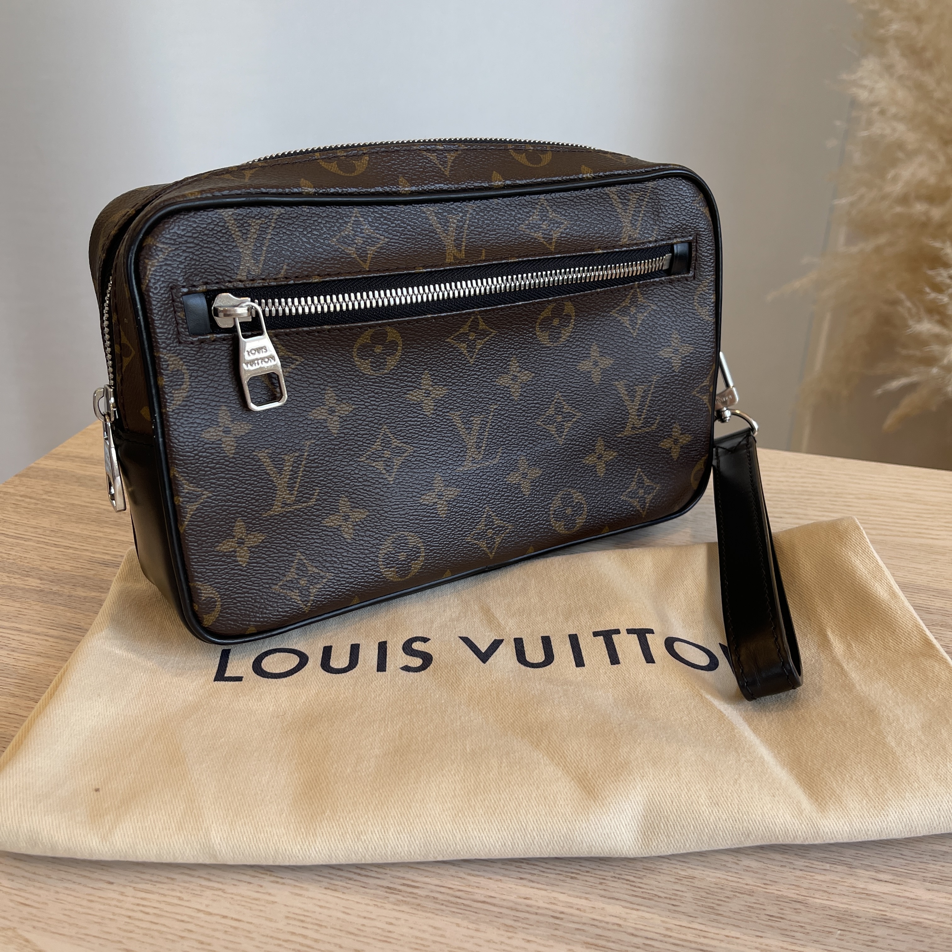 Louis Vuitton Clutches  Louis vuitton handbags black, Louis