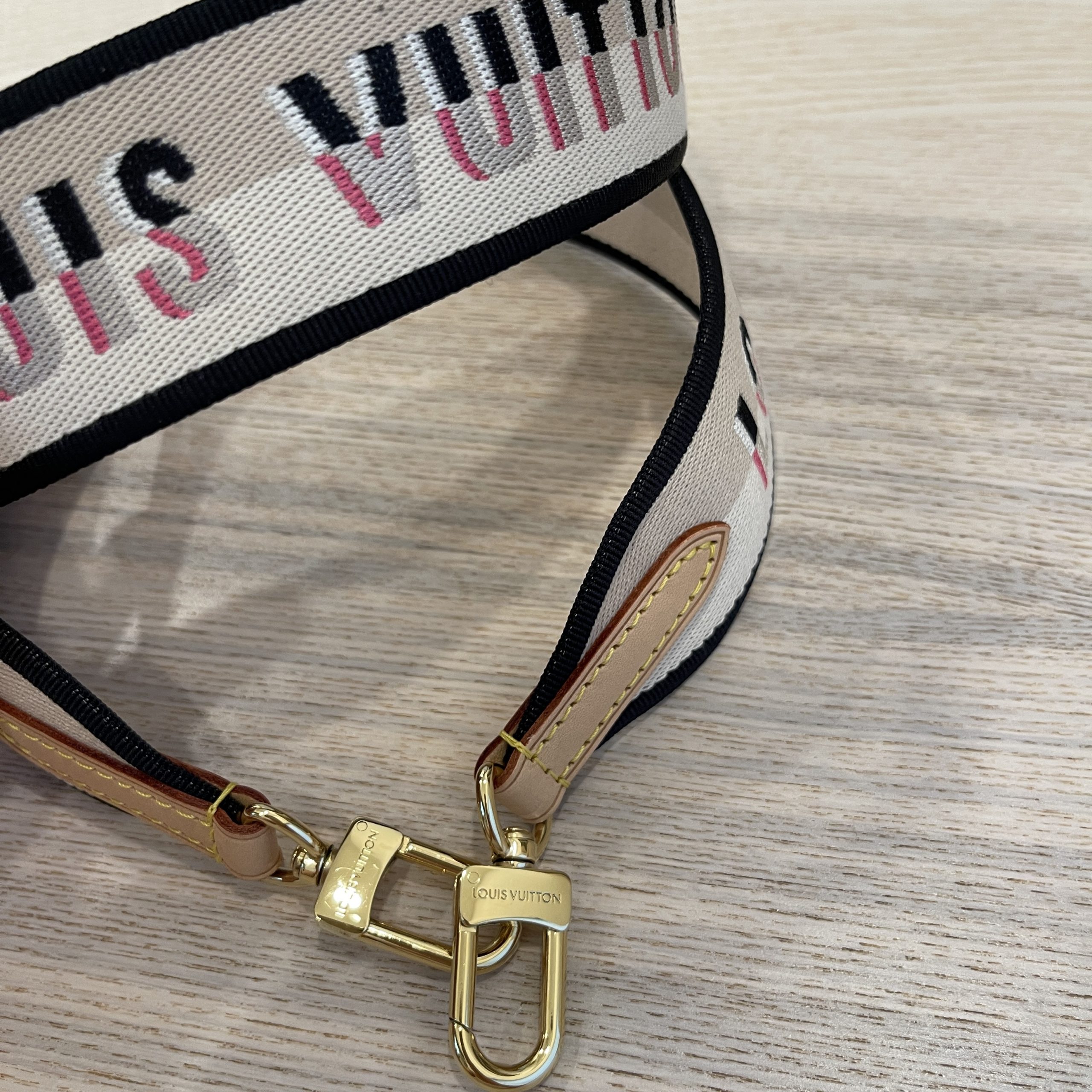 Louis Vuitton Logo Jacquard Bandouliere 20 Shoulder Strap (SHF-AHCKmK) –  LuxeDH