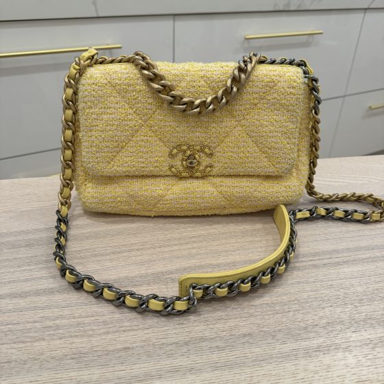 navy blue chanel bag with gold chain