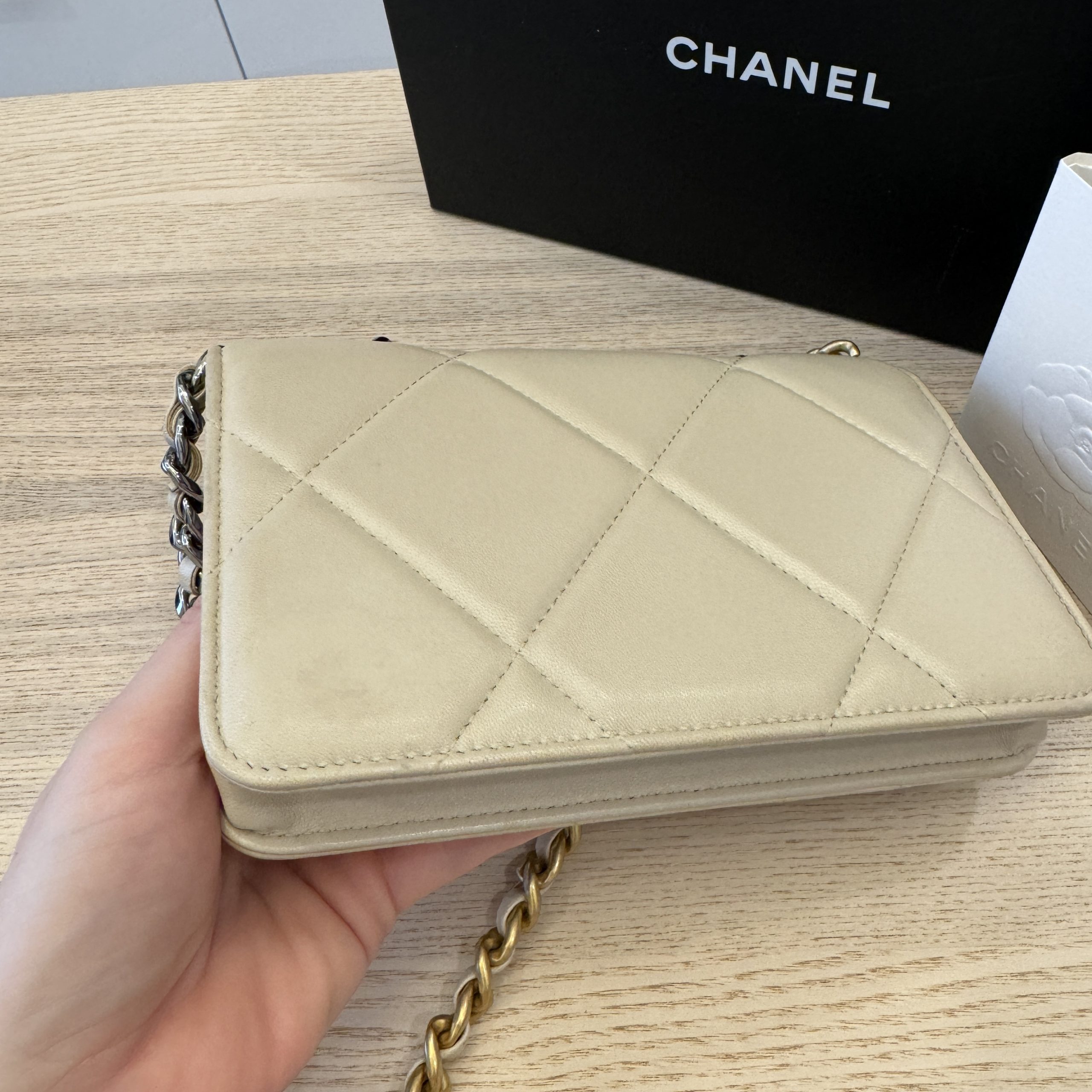 Chanel 19 wallet on chain beige best sale