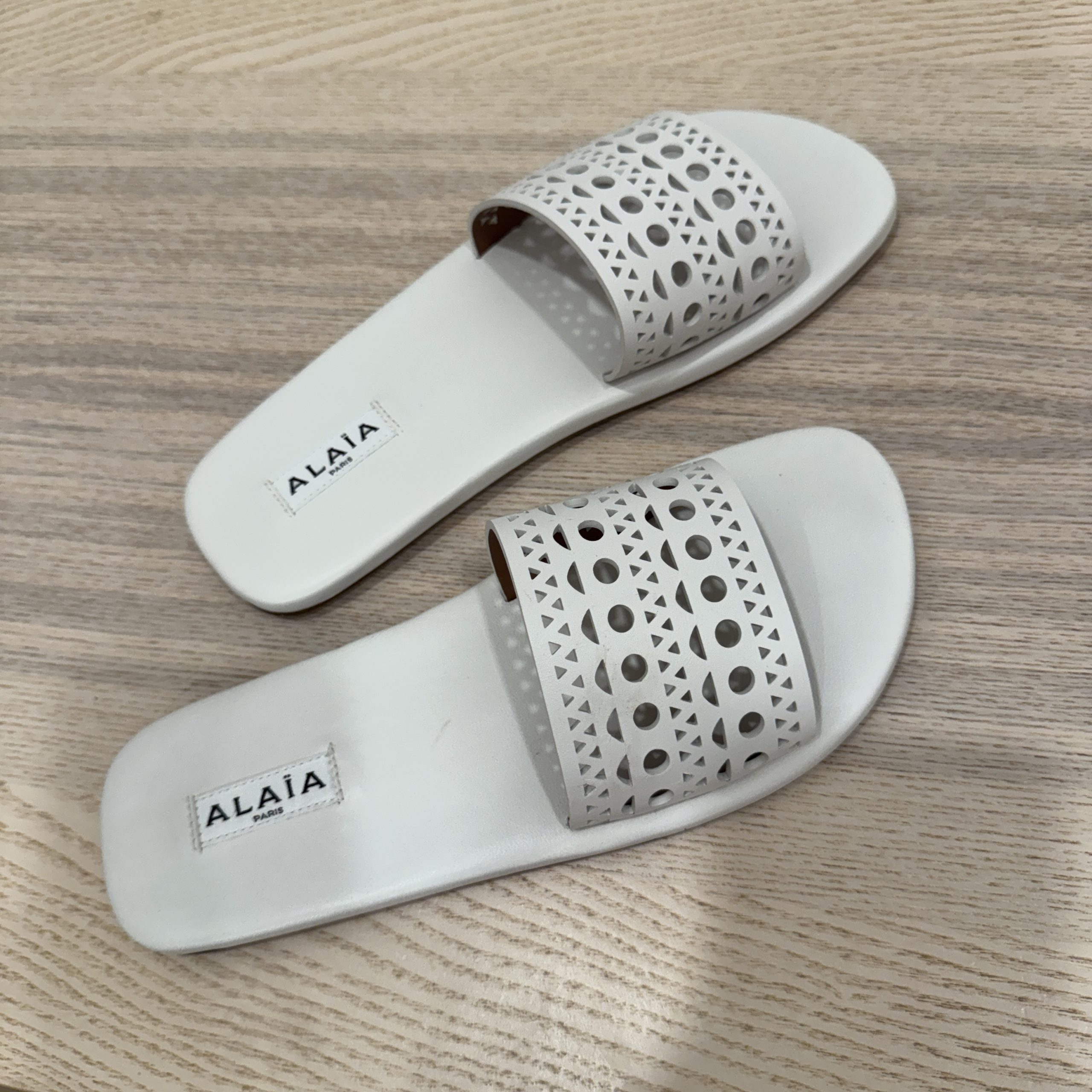 Alaia Perforated Flat Sandal Blanc Casse