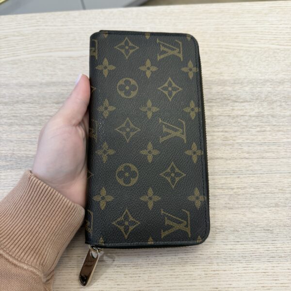 Louis Vuitton Monogram Zippy Wallet