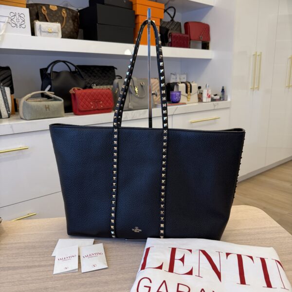 Valentino Garavani Rockstud Shopping Bag in Grainy Calfskin Black