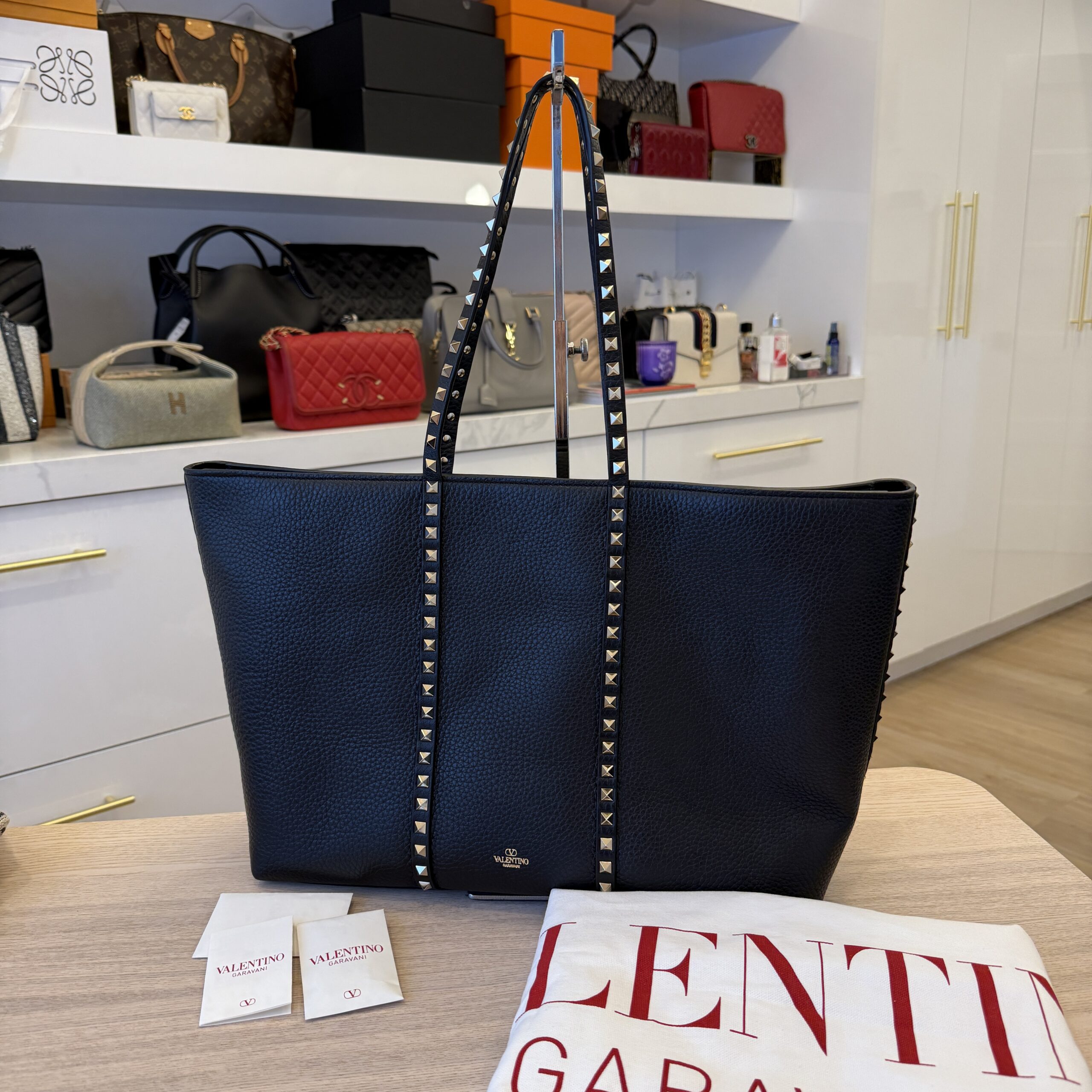Valentino Garavani Rockstud Shopping Bag in Grainy Calfskin Black