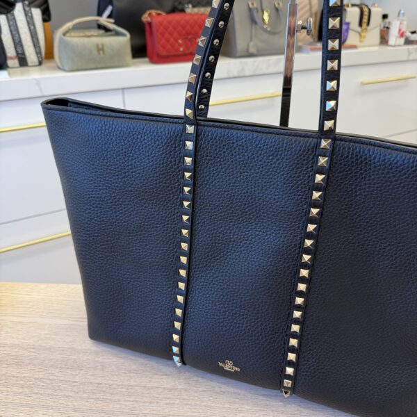 Valentino Garavani Rockstud Shopping Bag in Grainy Calfskin Black