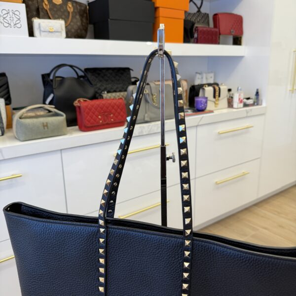 Valentino Garavani Rockstud Shopping Bag in Grainy Calfskin Black