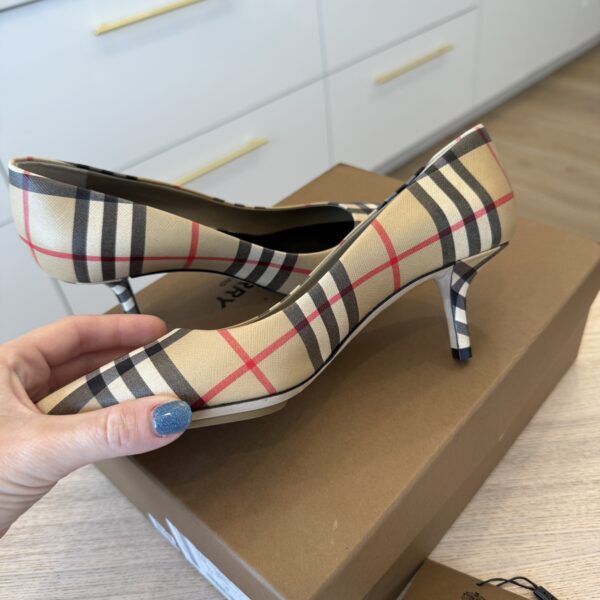 Burberry Aubri Kitten Heel Pump Size 37 (7)