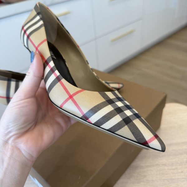 Burberry Aubri Kitten Heel Pump Size 37 (7)