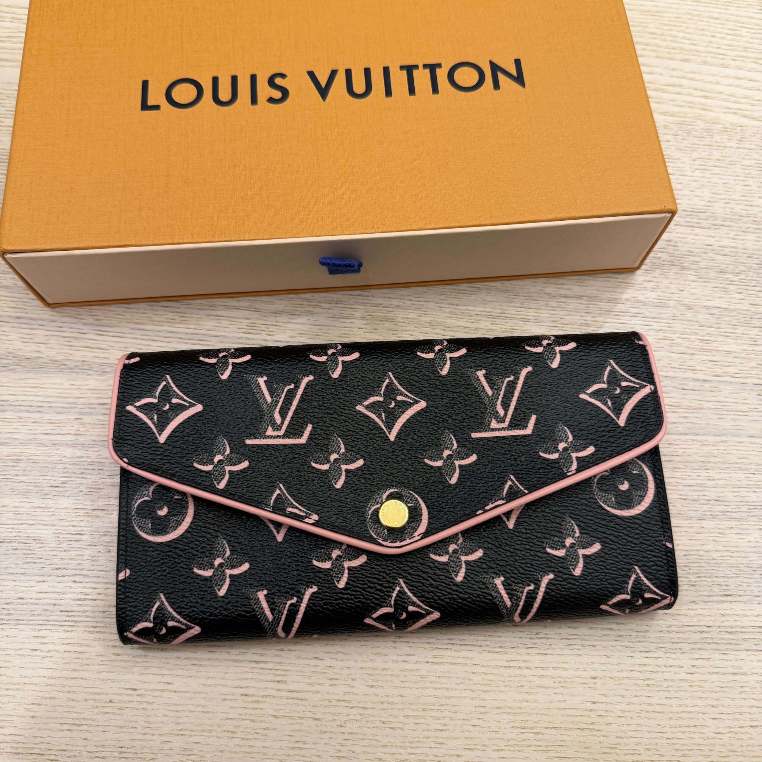 Louis Vuitton Monogram Fall For You Sarah Wallet Black