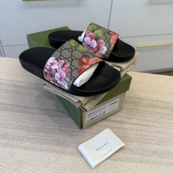 Gucci Women's Blooms Pool Slide Sandals Size 37