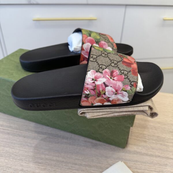 Gucci Women's Blooms Pool Slide Sandals Size 37