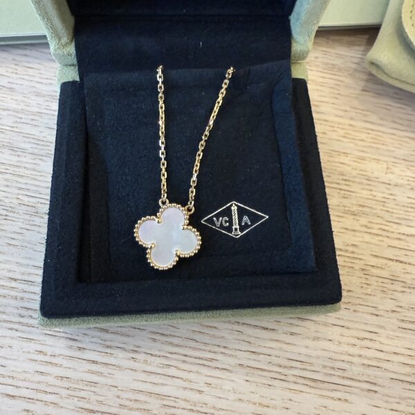 Van Cleef & Arpels Vintage Alhambra pendant 18K yellow gold, Mother-of-pearl