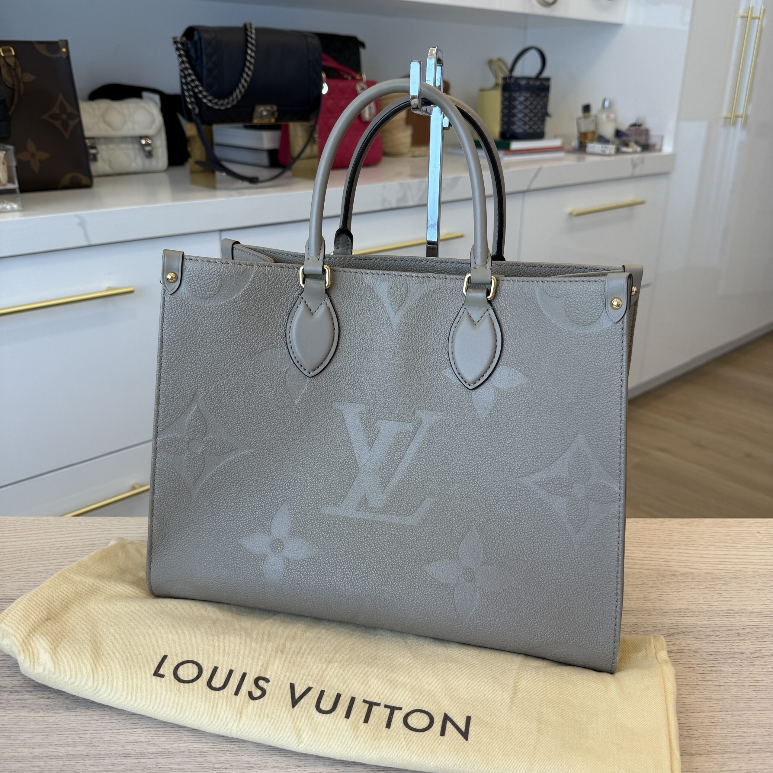 Louis Vuitton Empreinte Monogram Giant Onthego MM Tourterelle
