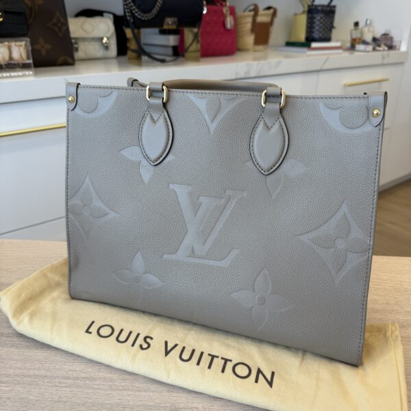 Louis Vuitton Empreinte Monogram Giant Onthego MM Tourterelle