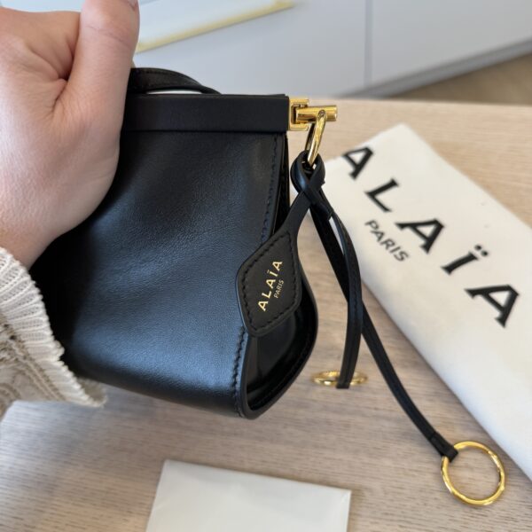 Alaia Le Click East West Medium Bag In Leather Black