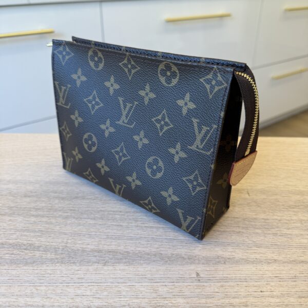Louis Vuitton Monogram Toiletry 19